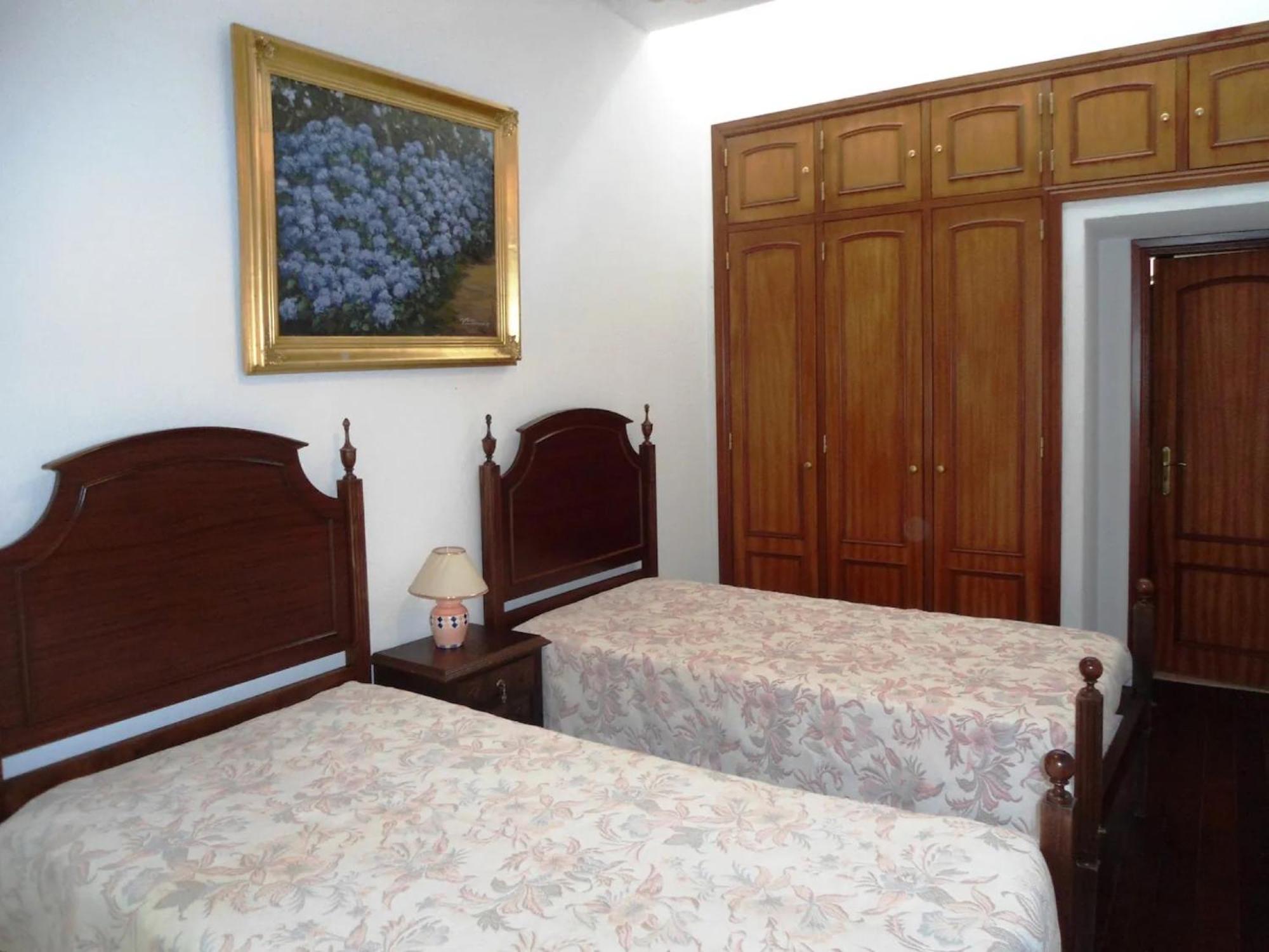 Seven-Bedroom House photo 1
