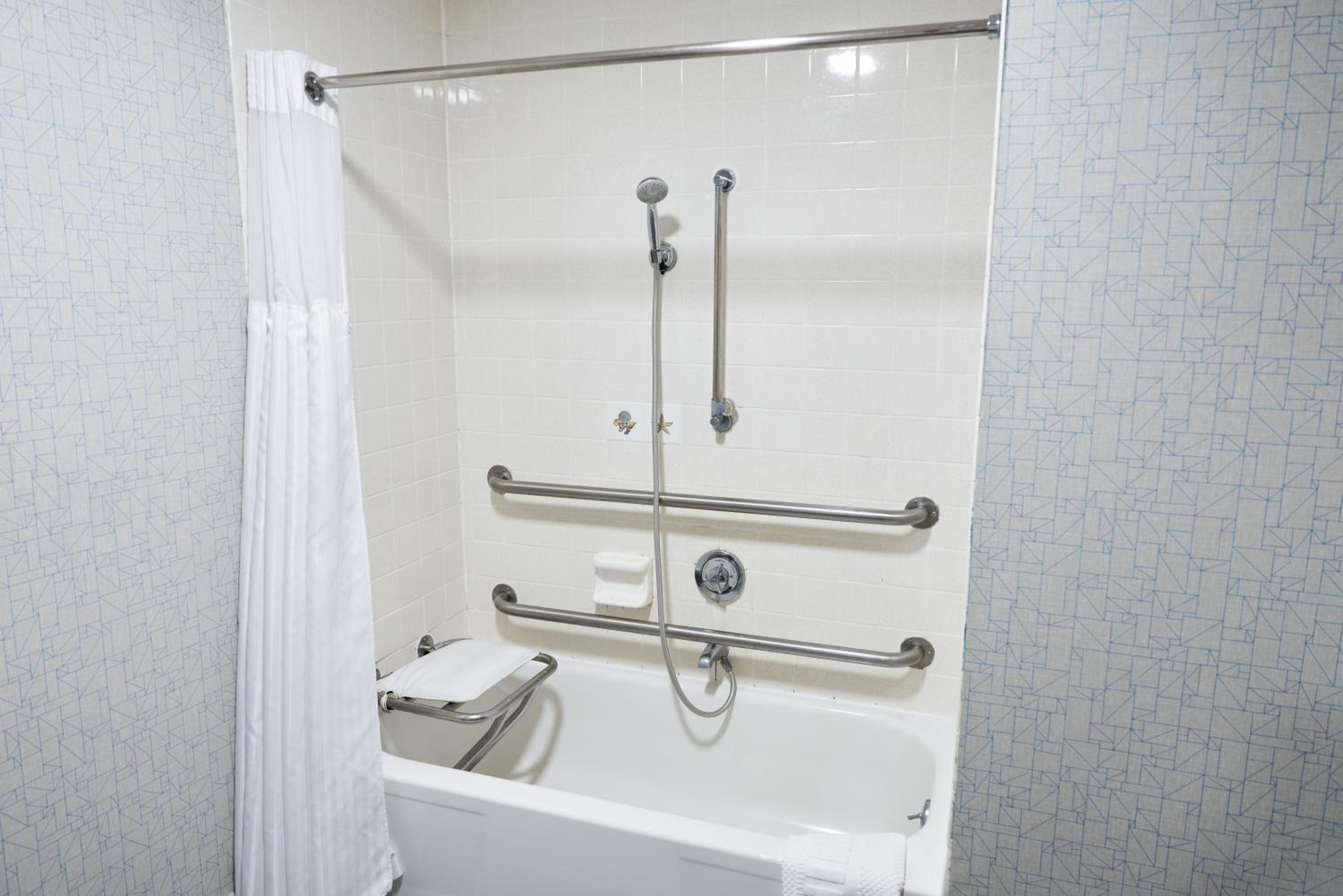 Queen Room - Disability Access - Photo 2