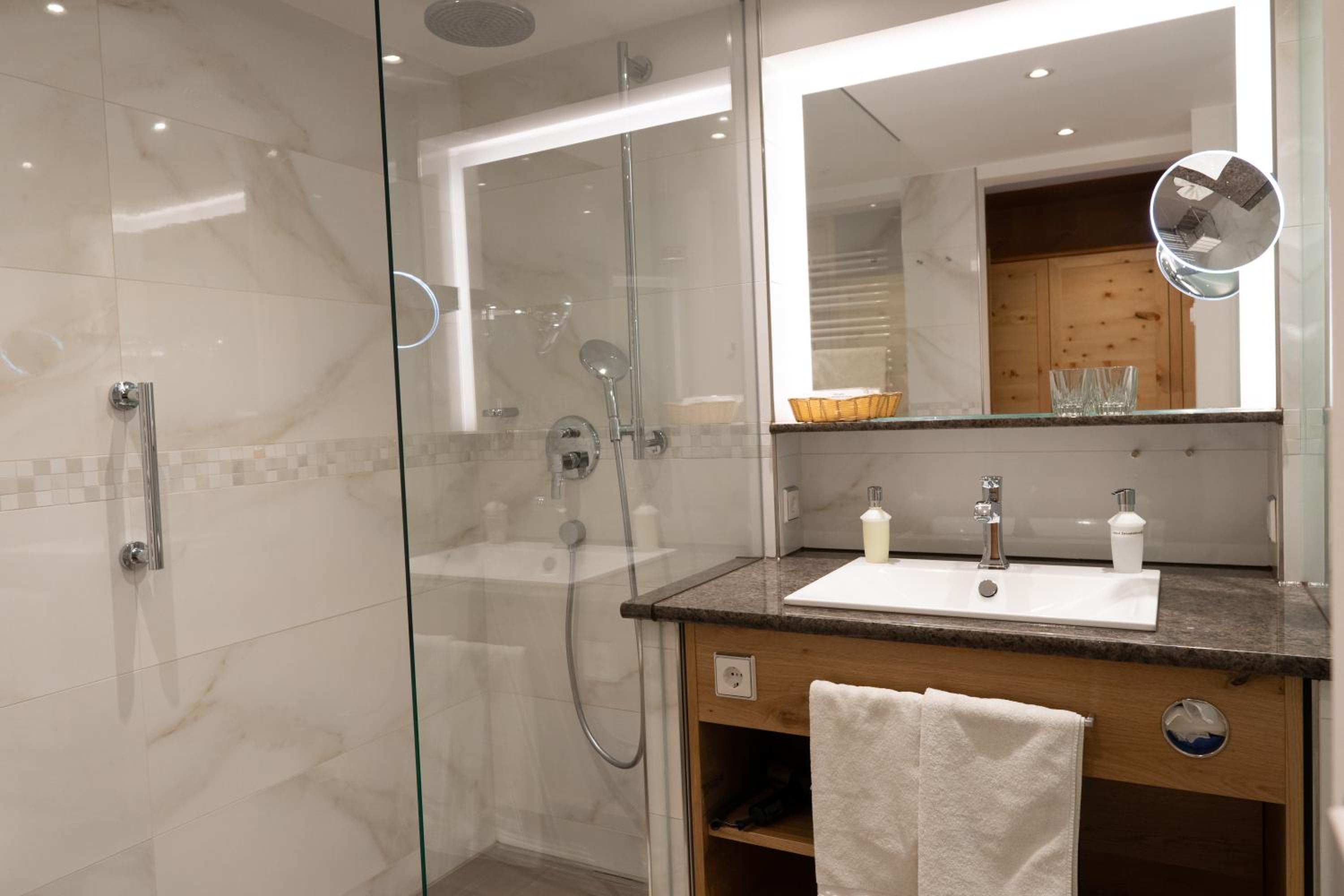 Double Room with Balcony - Photo 6