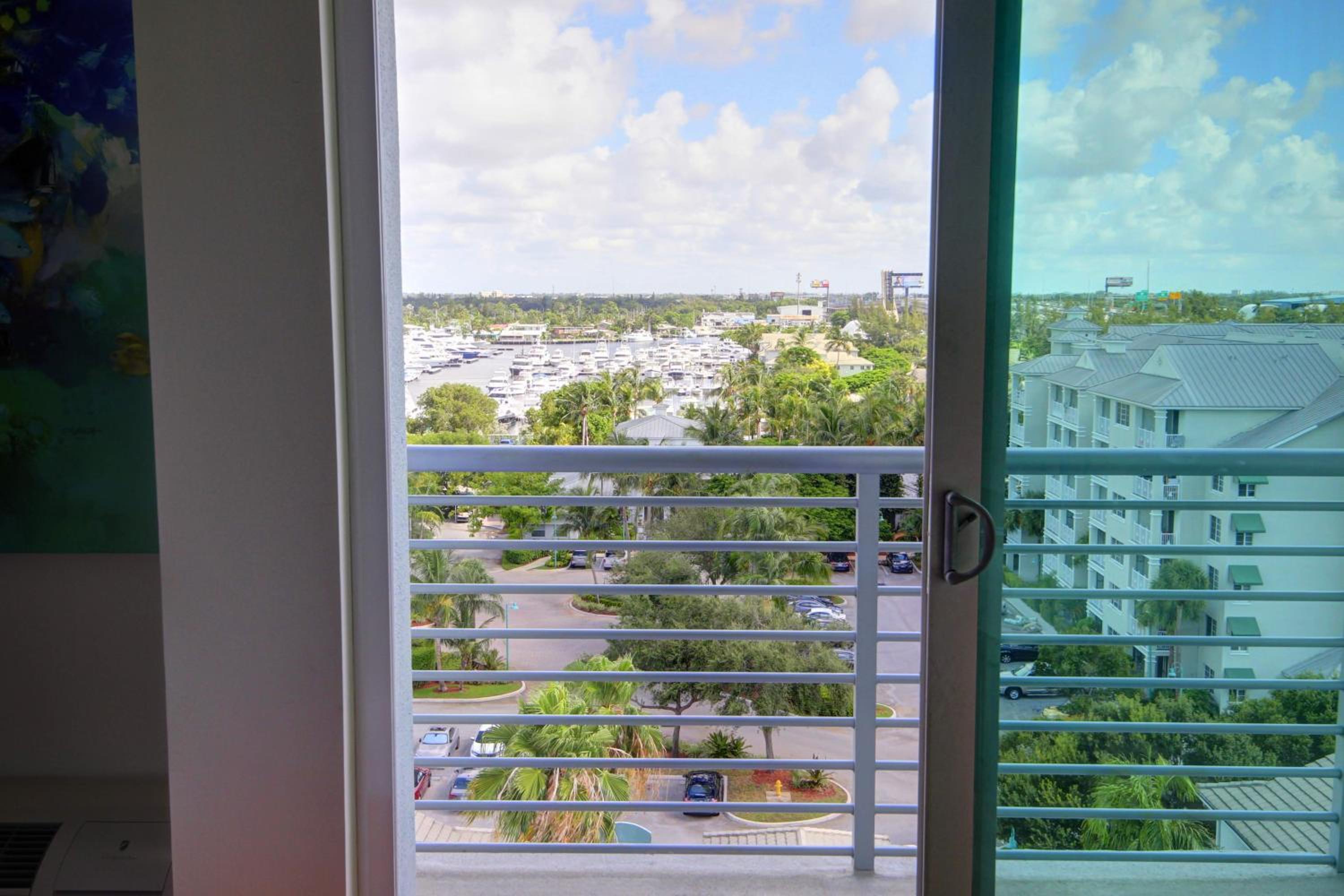 King Room With Balcony - Hearing Accessible photo 3