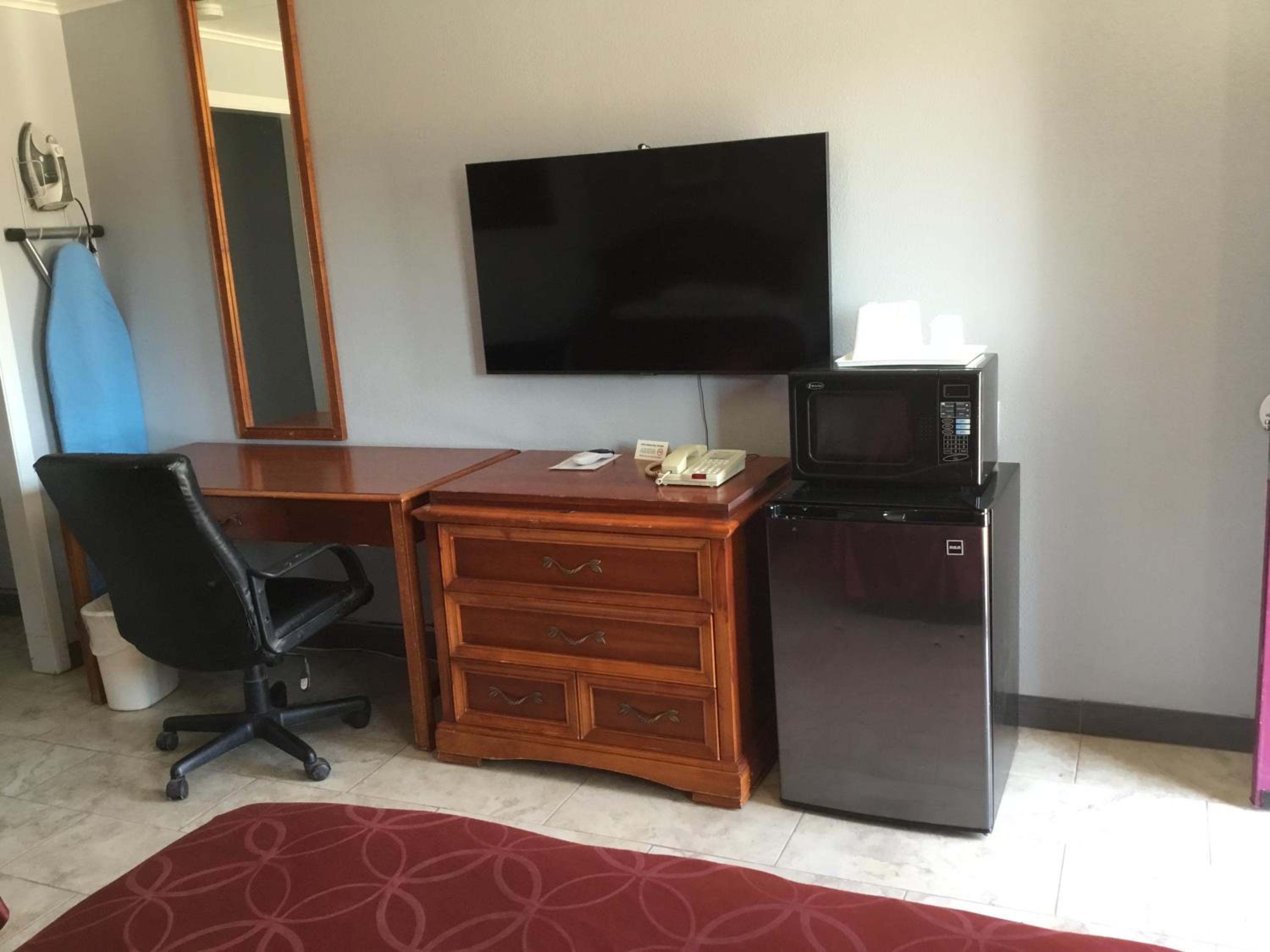 King Room - Non-Smoking - Photo 4
