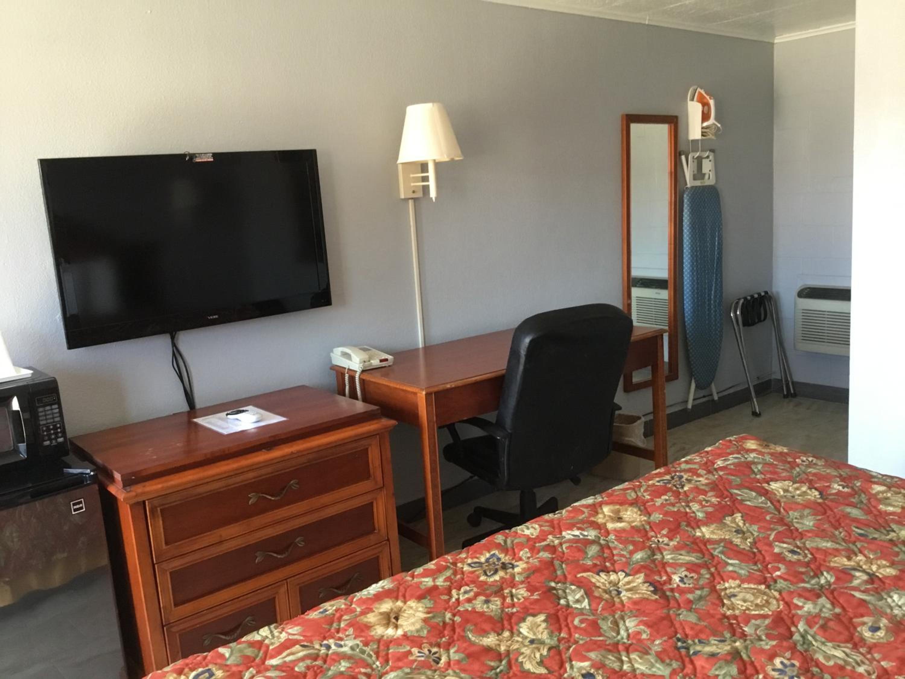 Queen Room with Two Queen Beds and Kitchenette - Smoking - Photo 4