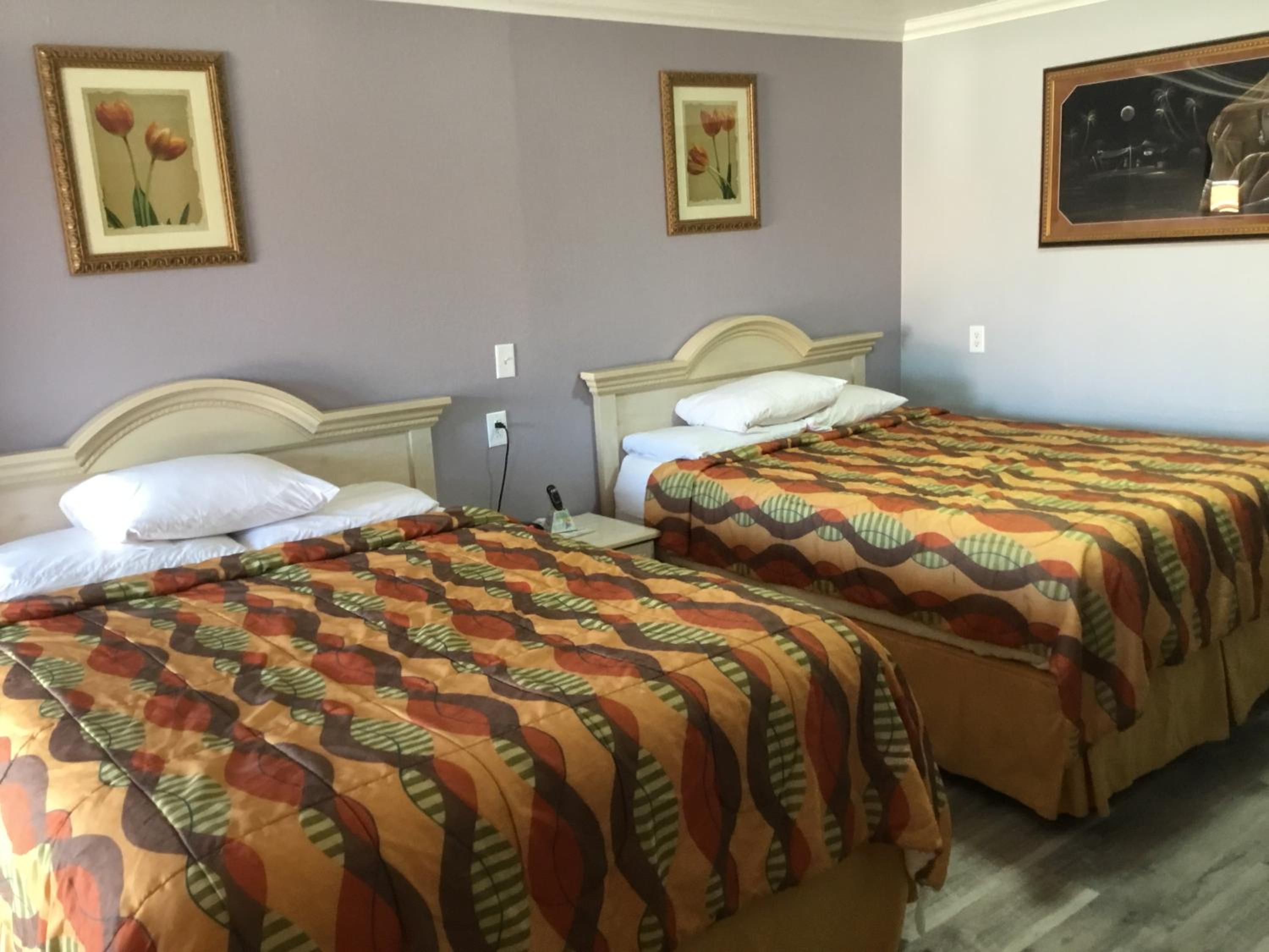 Queen Room with Two Queen Beds - Non-Smoking - Photo 6