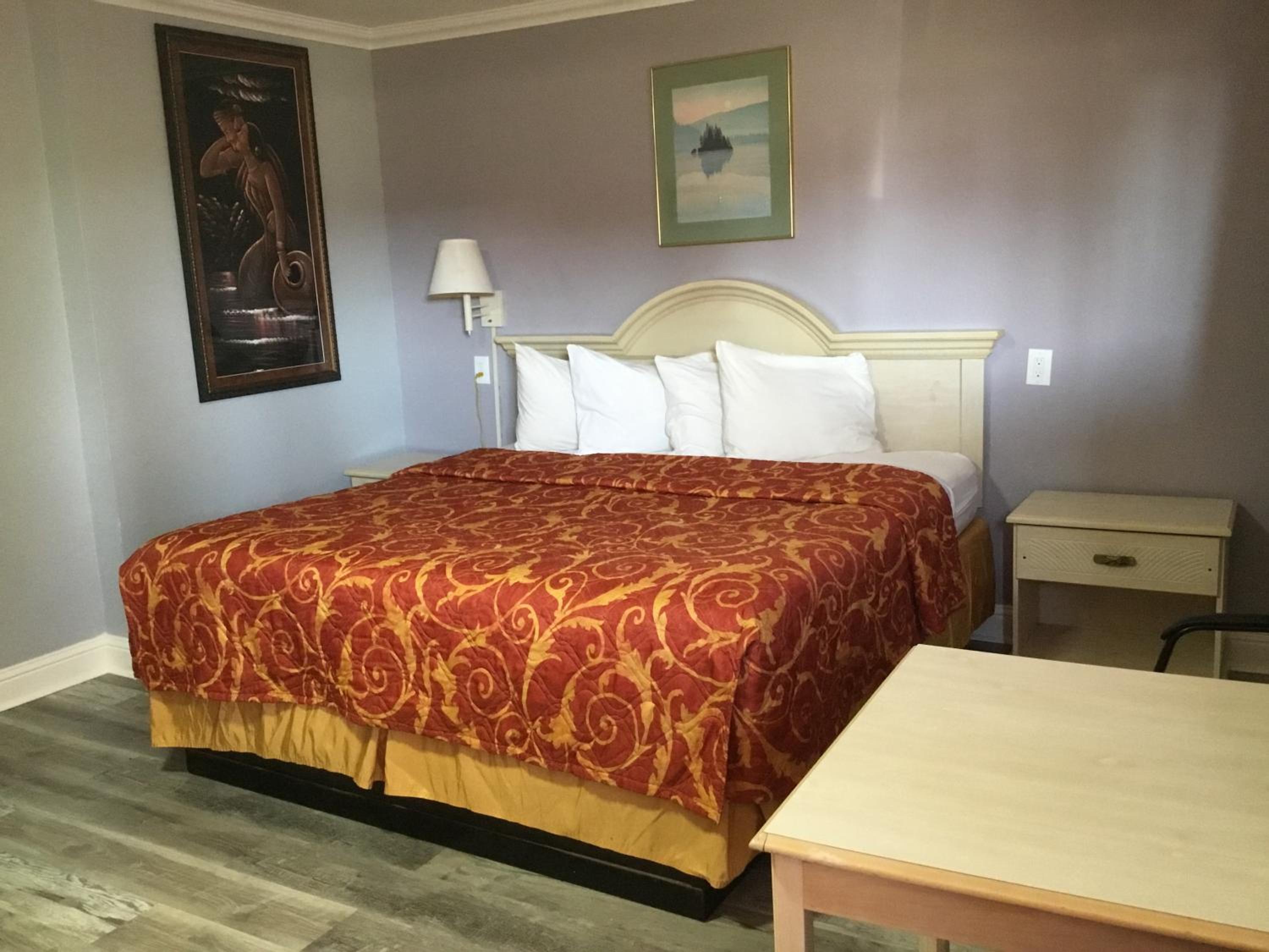 King Room - Non-Smoking - Photo 10