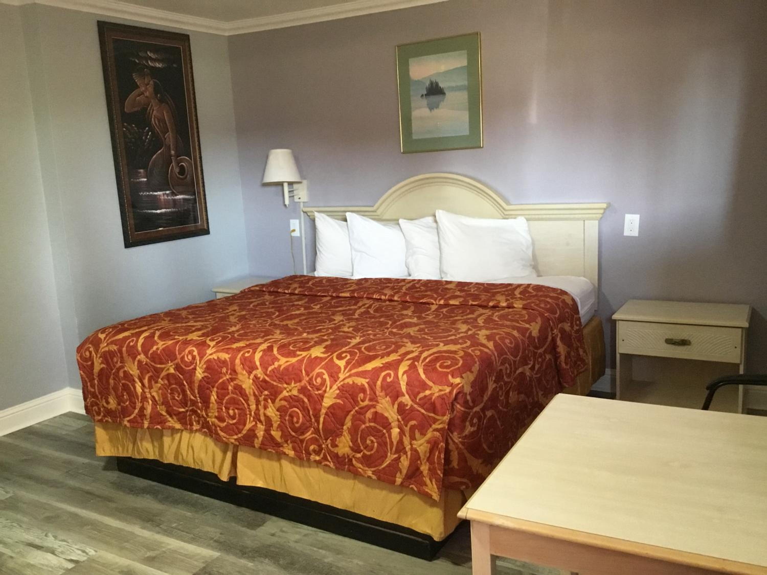King Room - Non-Smoking - Photo 1
