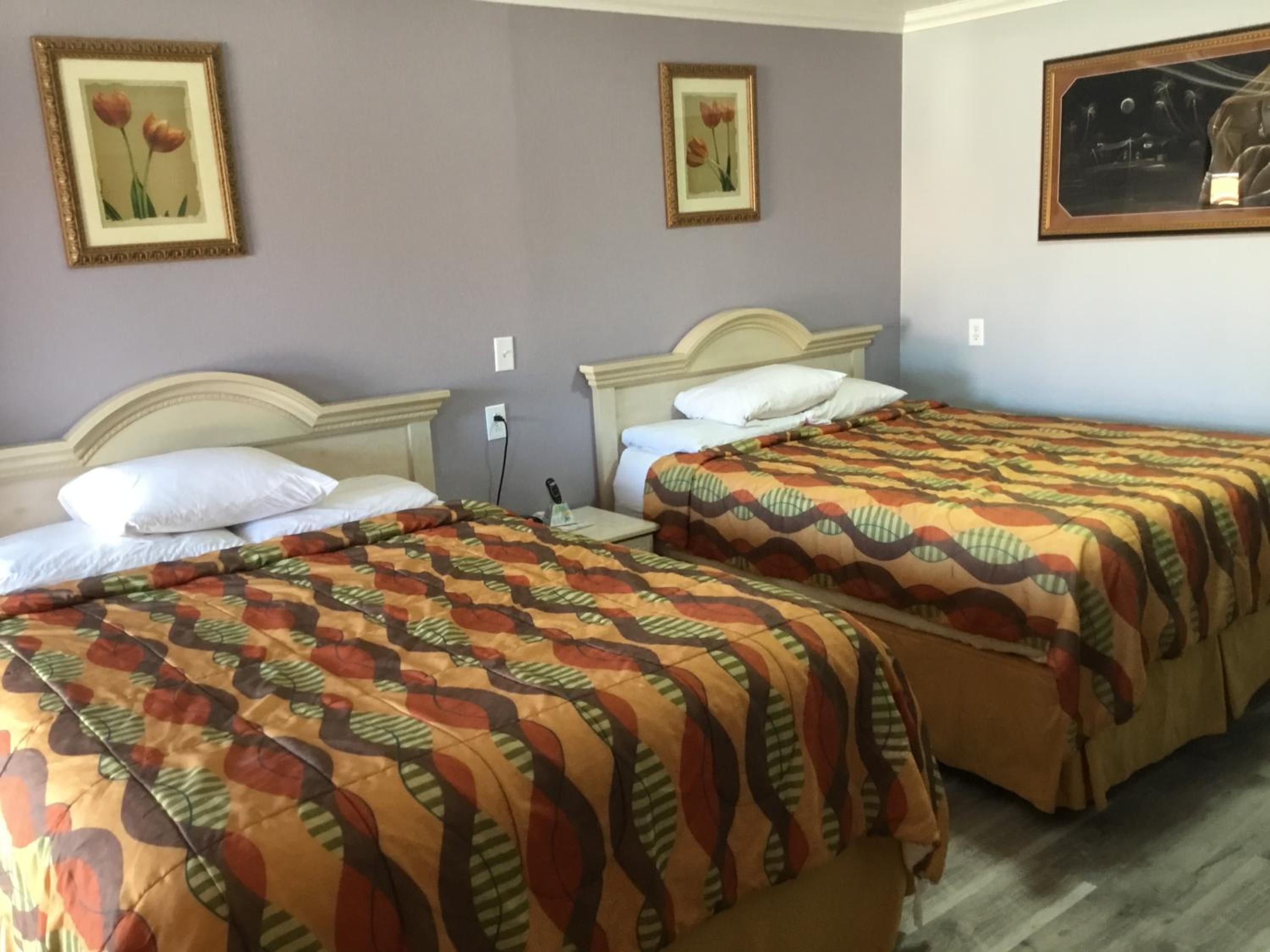 Queen Room with Two Queen Beds - Non-Smoking - Photo 5