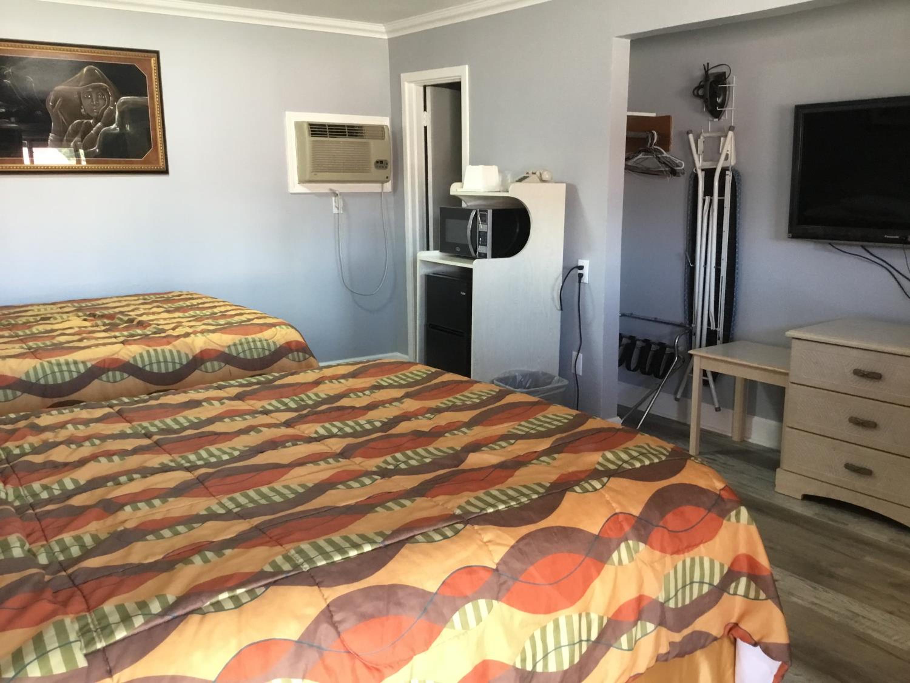 Queen Room with Two Queen Beds - Non-Smoking - Photo 1