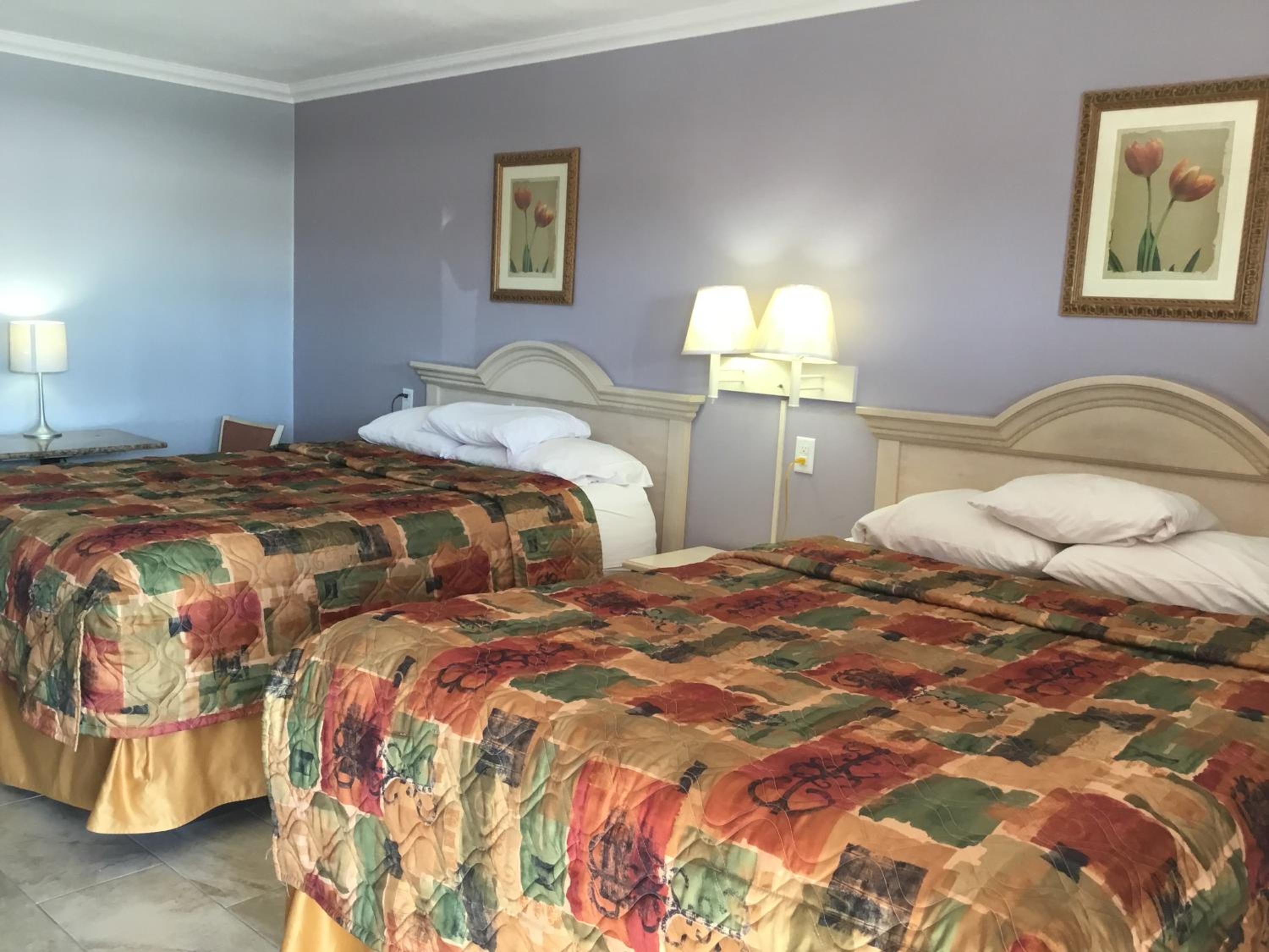 Queen Room with Two Queen Beds - Non-Smoking - Photo 2