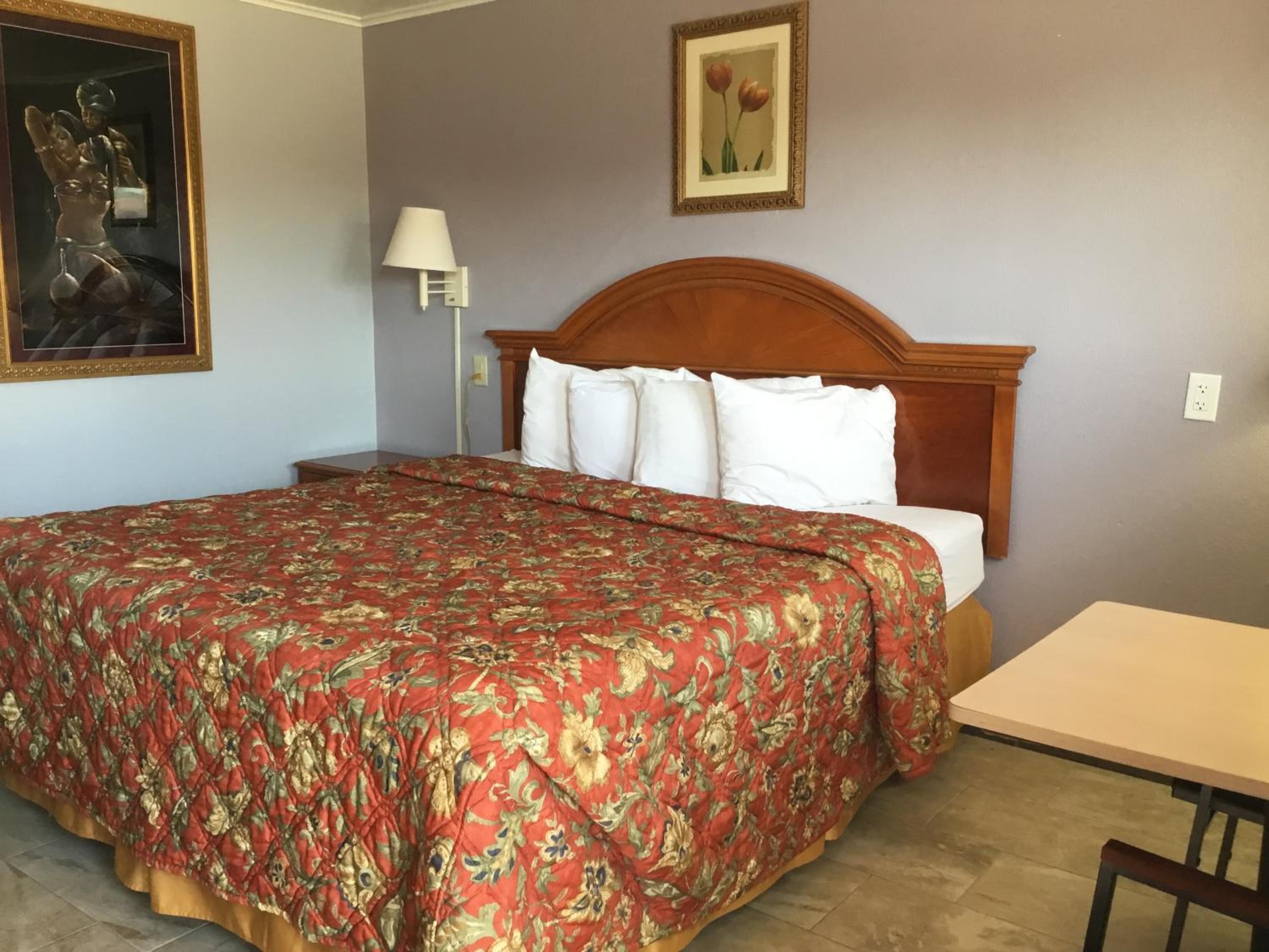 King Room - Non-Smoking - Photo 2