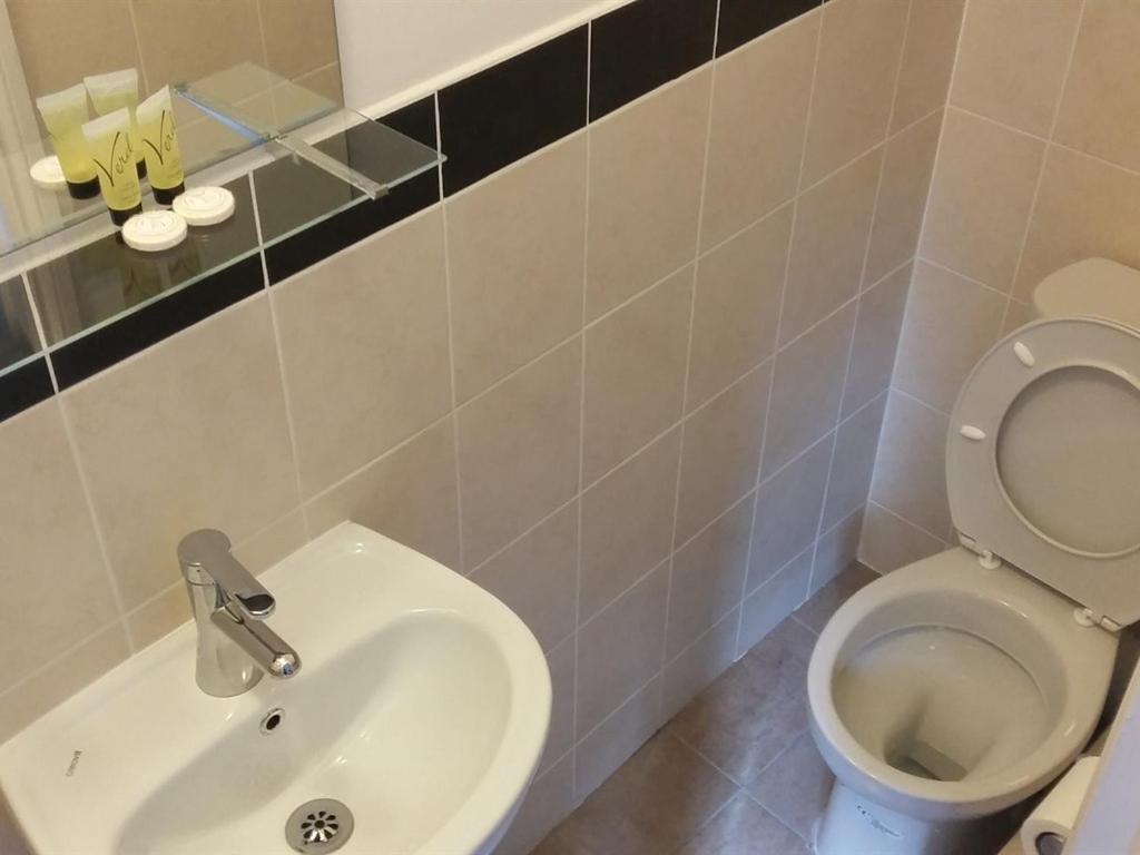 Twin Room With Private Bathroom photo 3