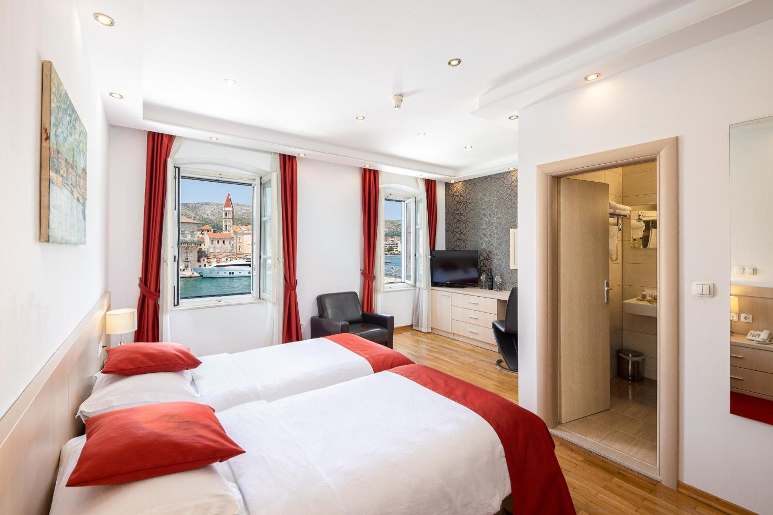 Deluxe Twin Room - Photo 1
