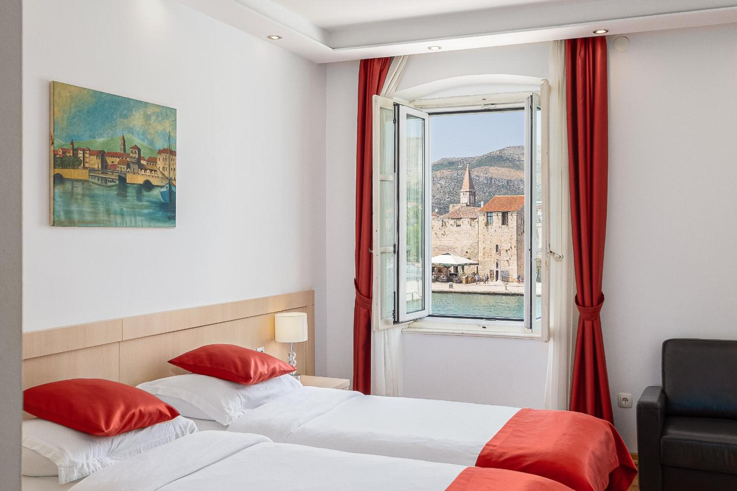 Deluxe Double Room with Sea View - Photo 3