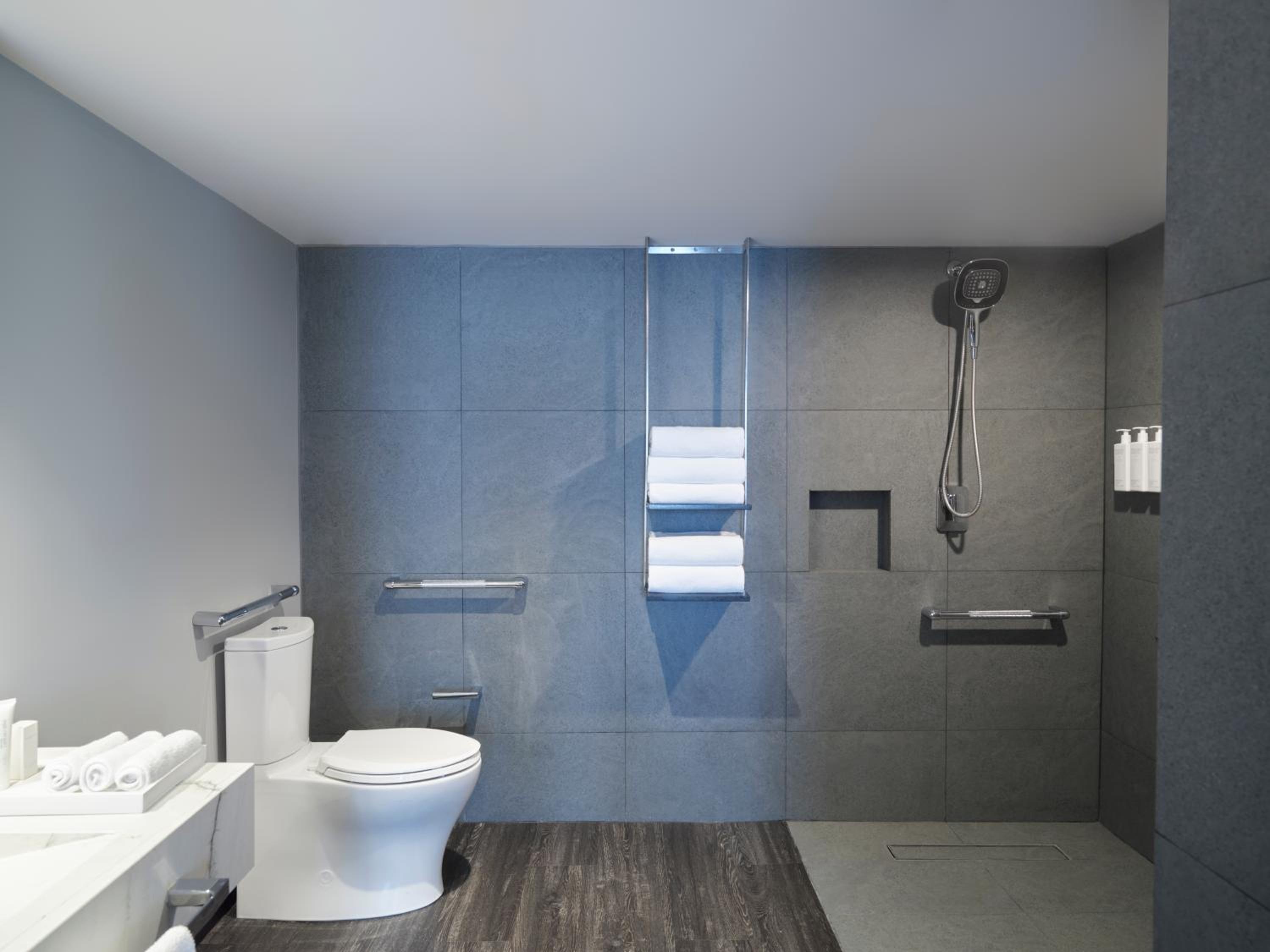 Superior King Room - Mobility Accessible - Photo 2