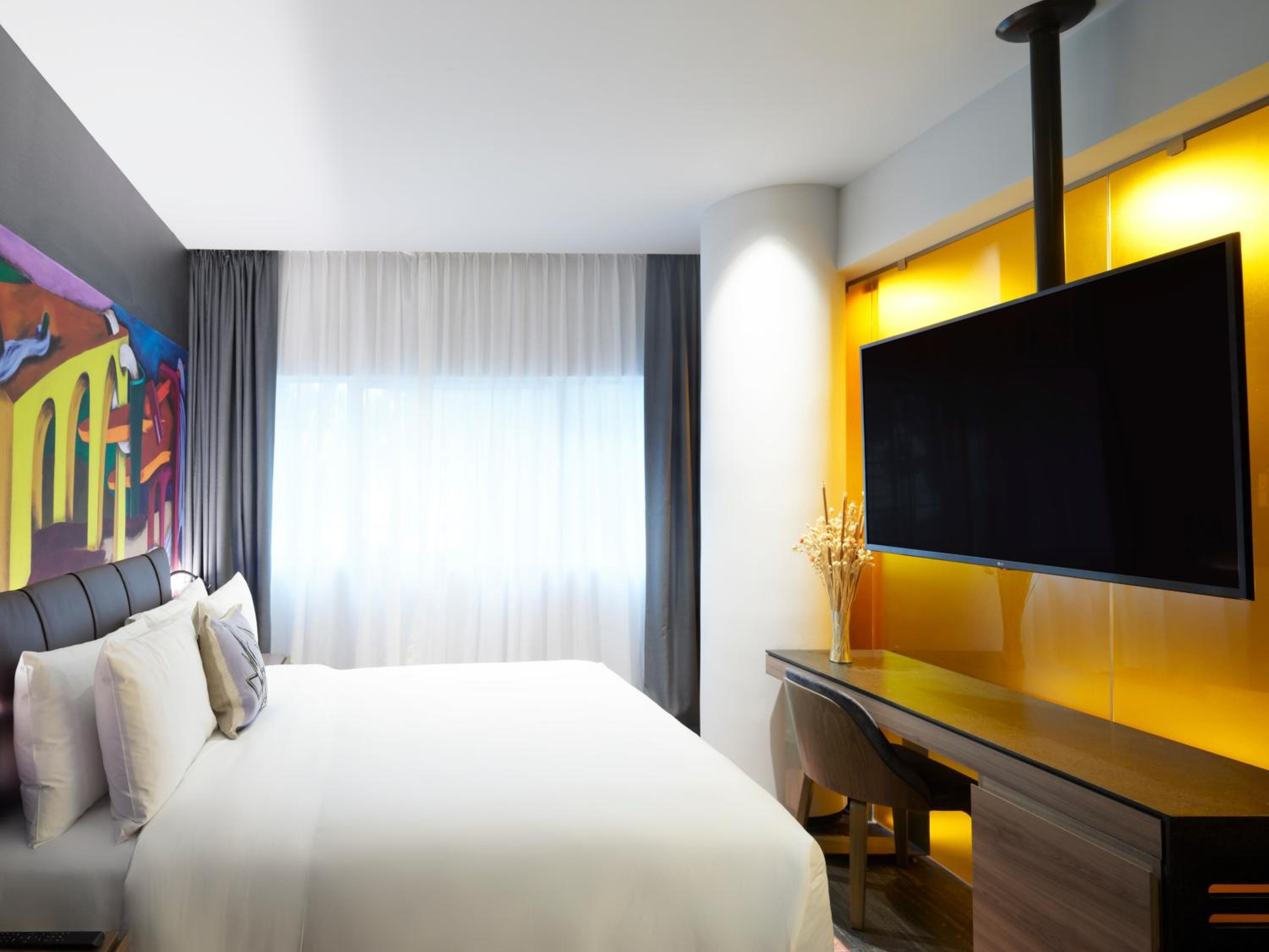 Corner King Suite - Photo 6