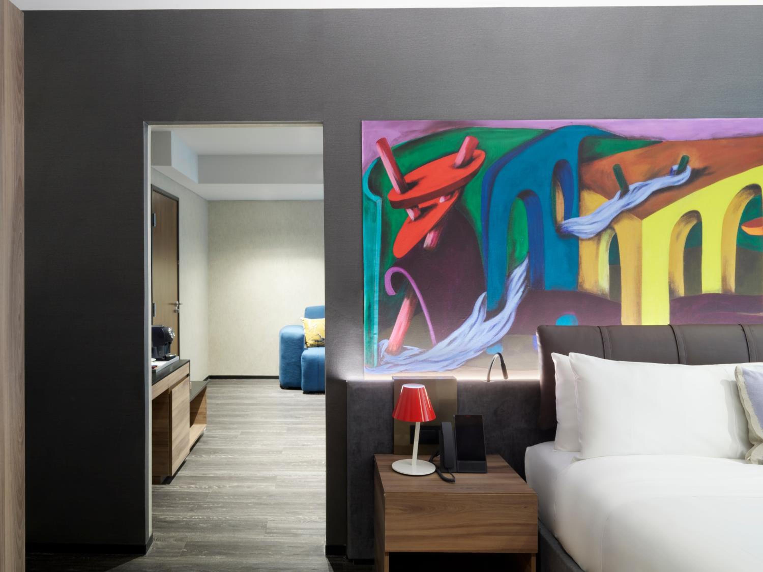 Corner King Suite - Photo 5