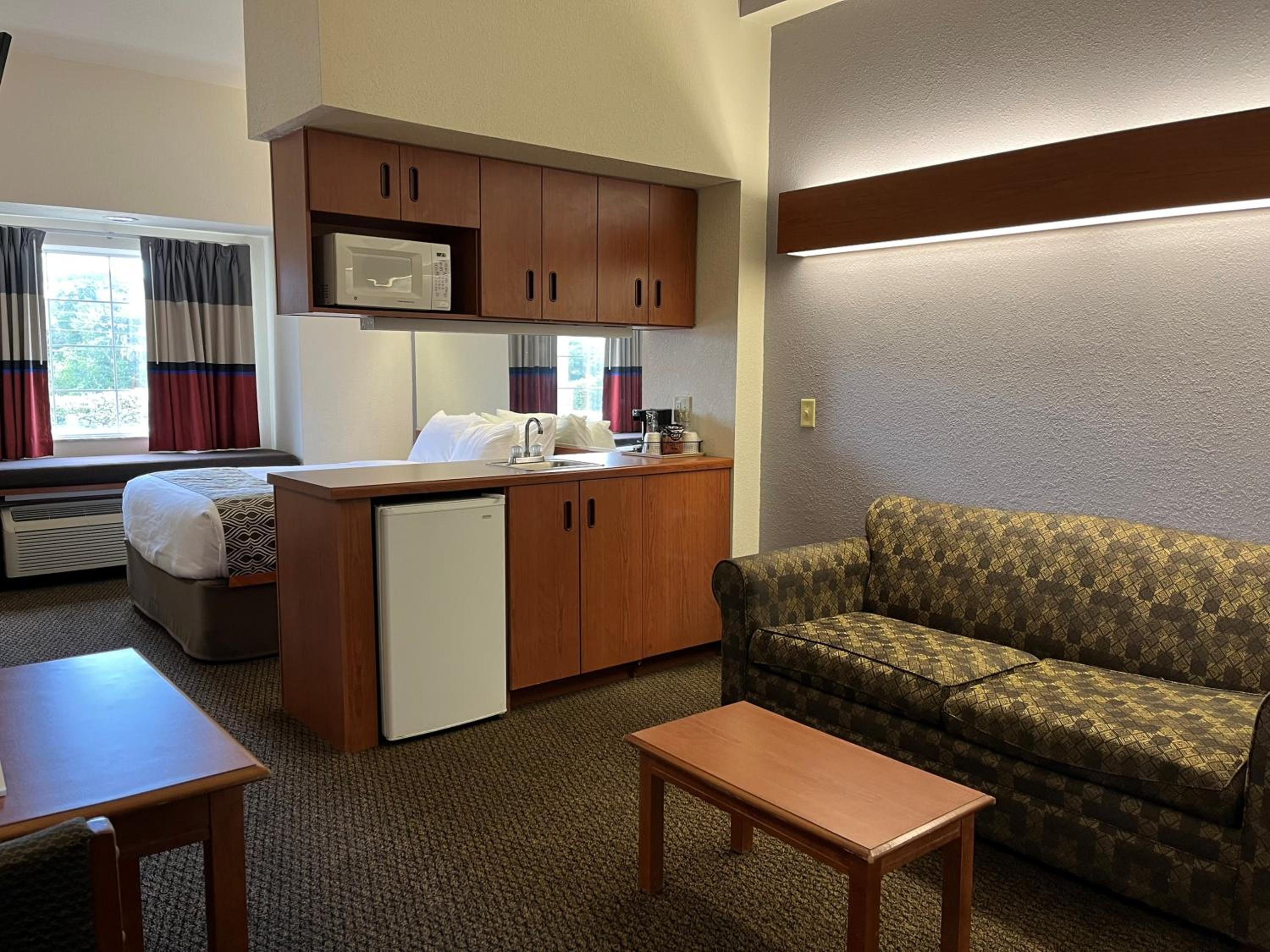 1 Queen Bed, Studio Suite, Non-Smoking