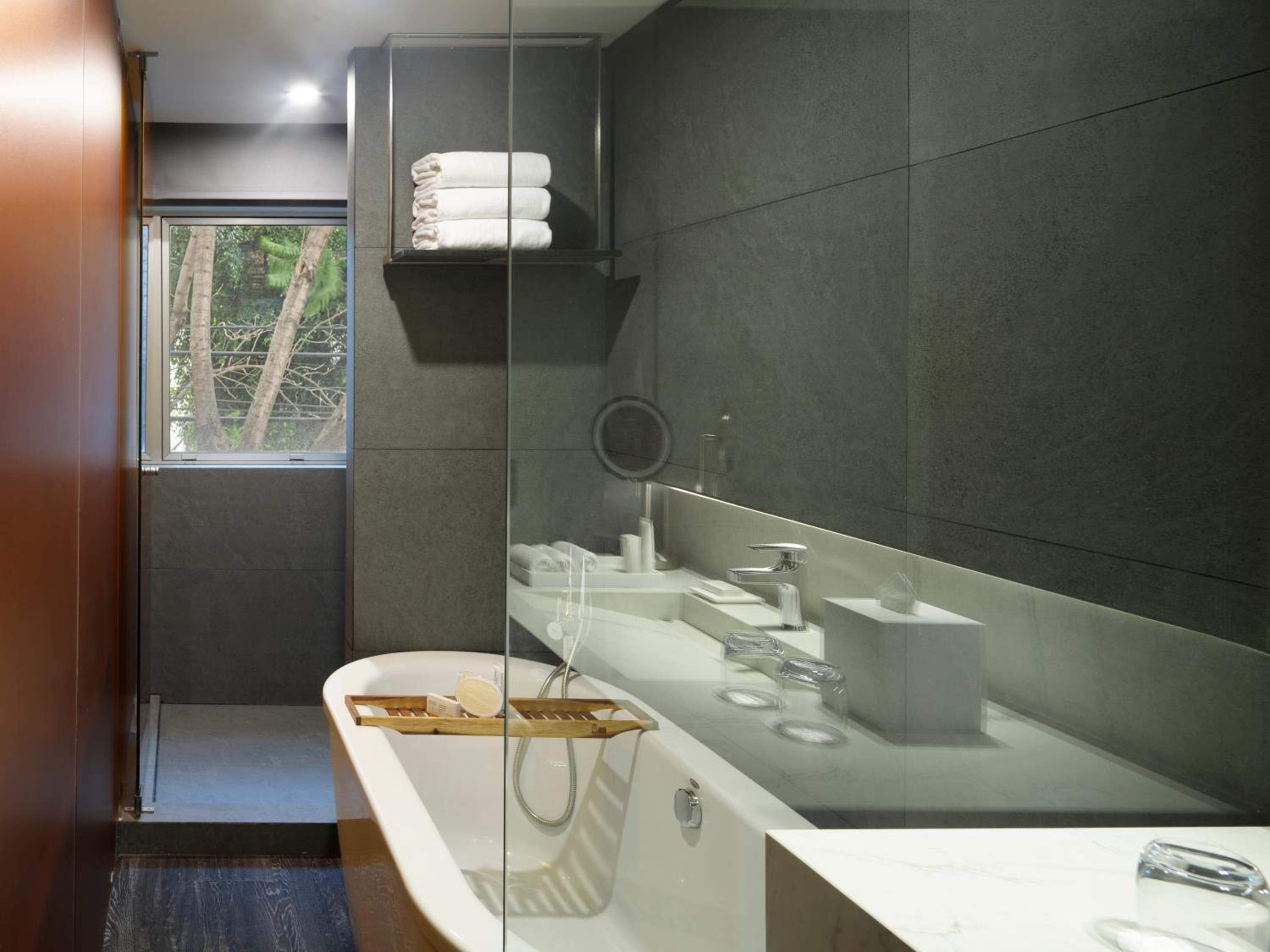 Corner King Suite - Photo 2