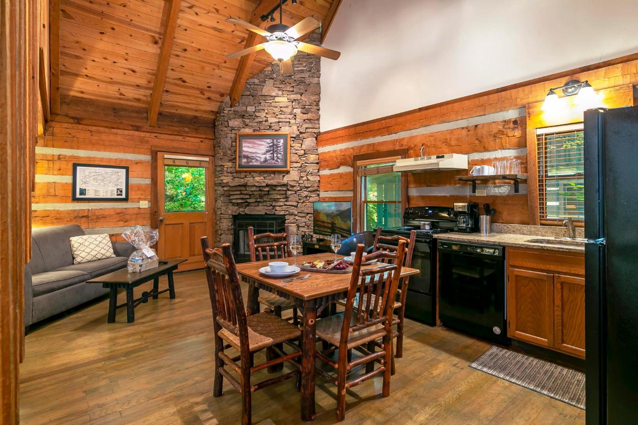 Two-Bedroom Bungalow - Pet-Friendly - Photo 3