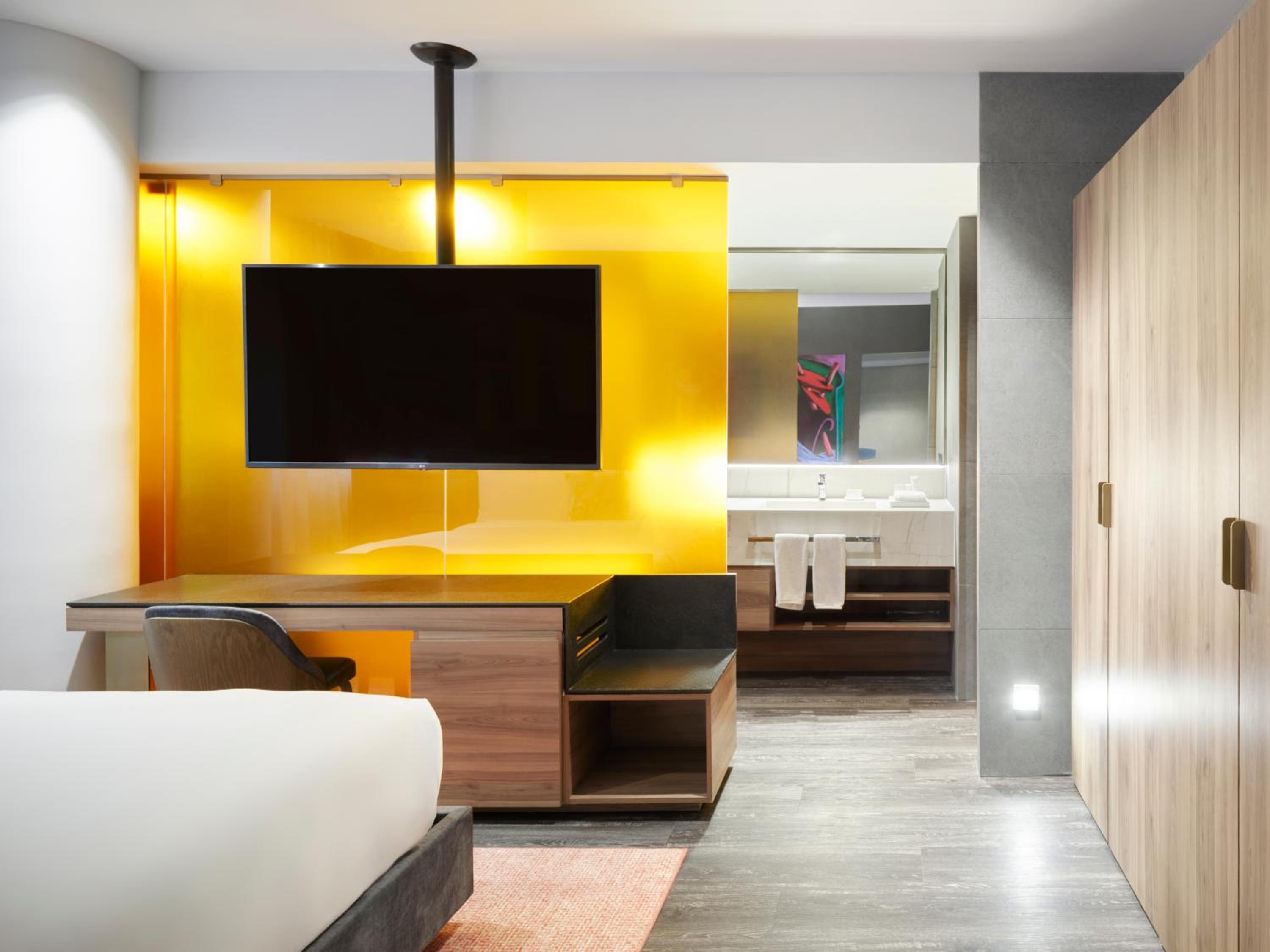 Corner King Suite - Photo 3