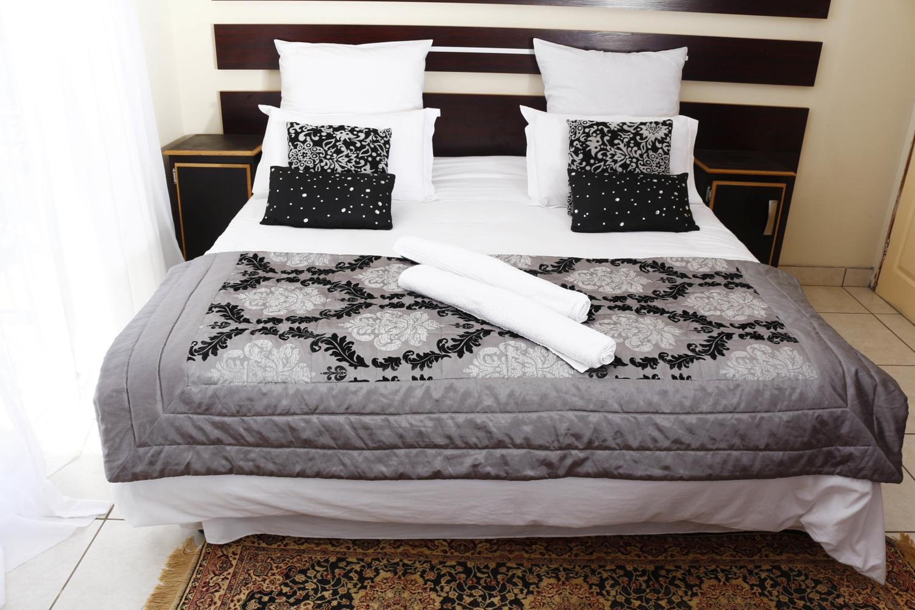 Double or Twin Room with Bathroom photo 2