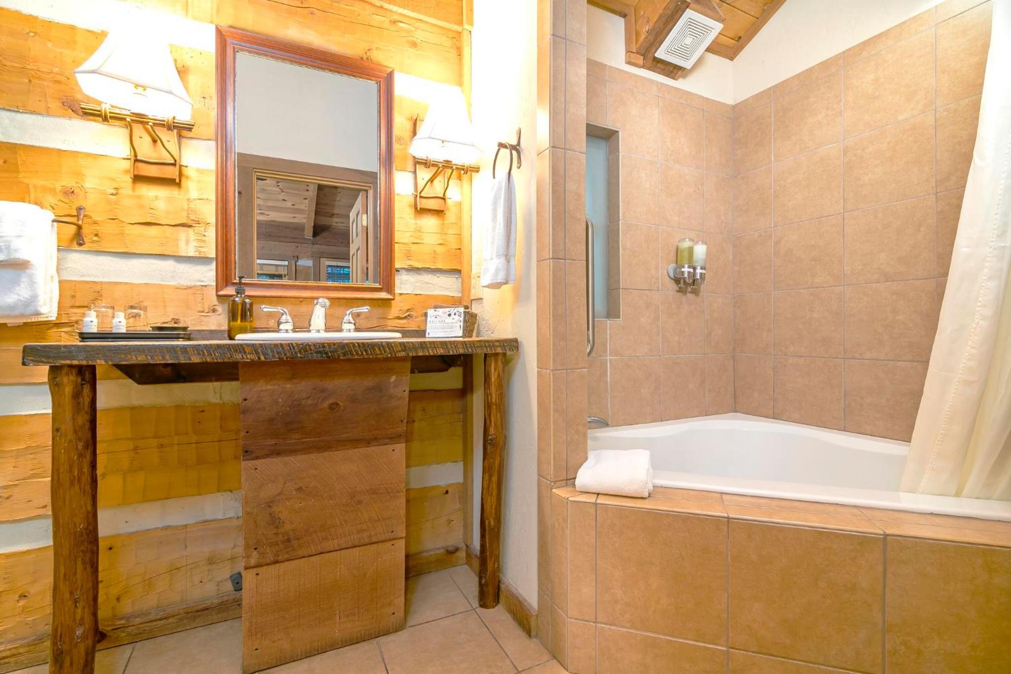 Deluxe One-Bedroom Cabin - Pet Friendly  - Photo 6