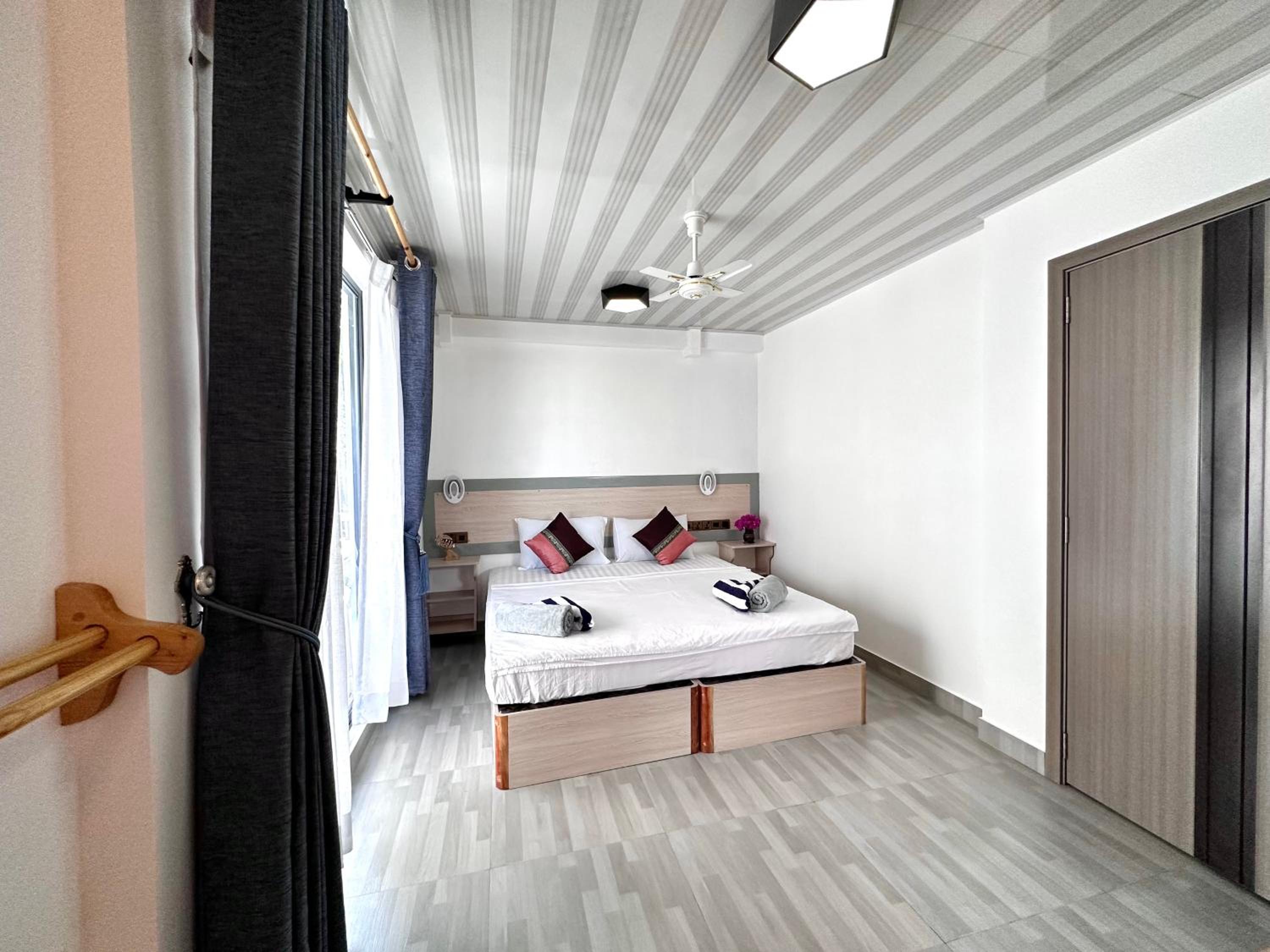Deluxe Double Room with Balcony - Photo 3
