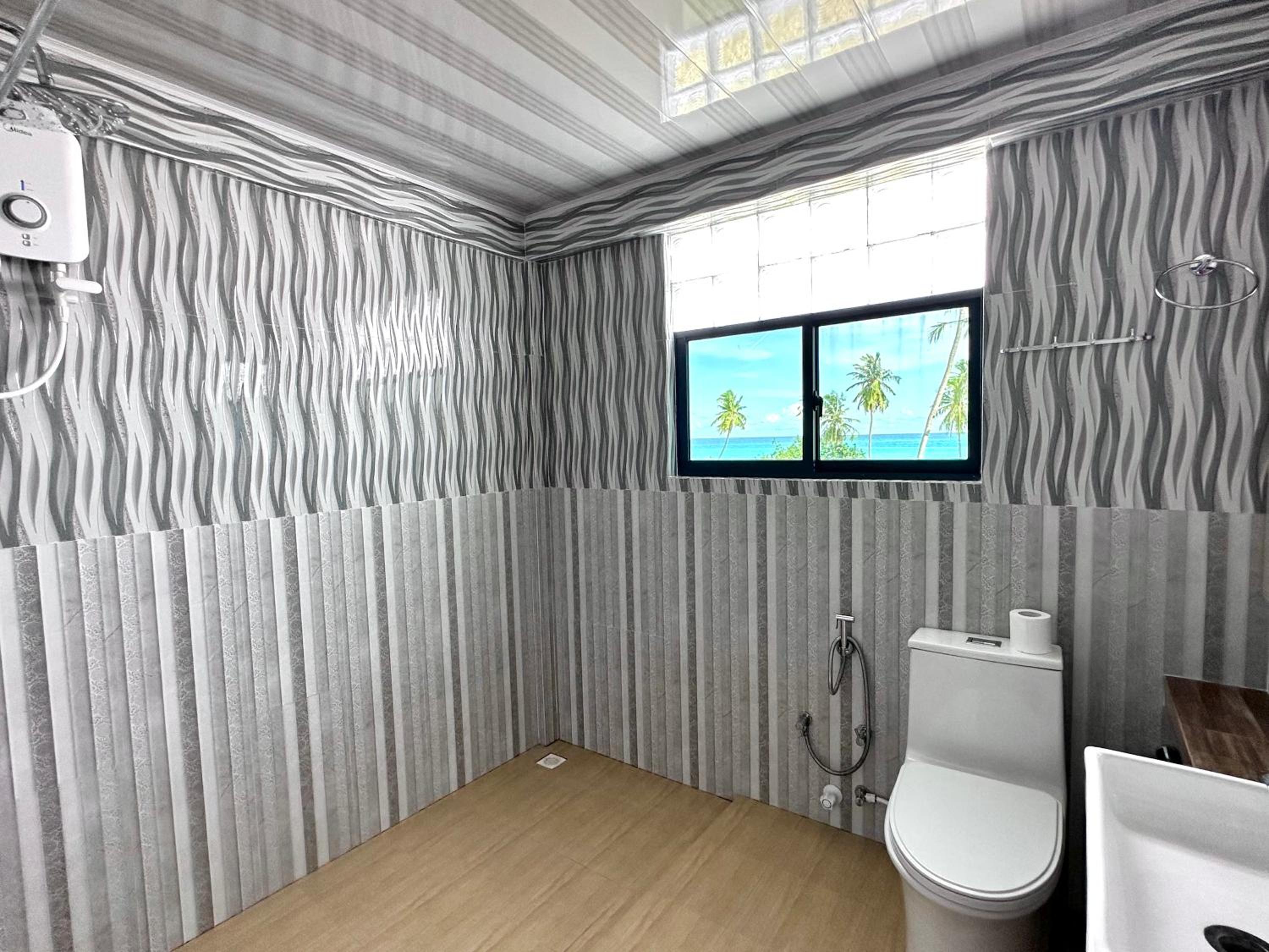Deluxe Double Room with Balcony - Photo 9
