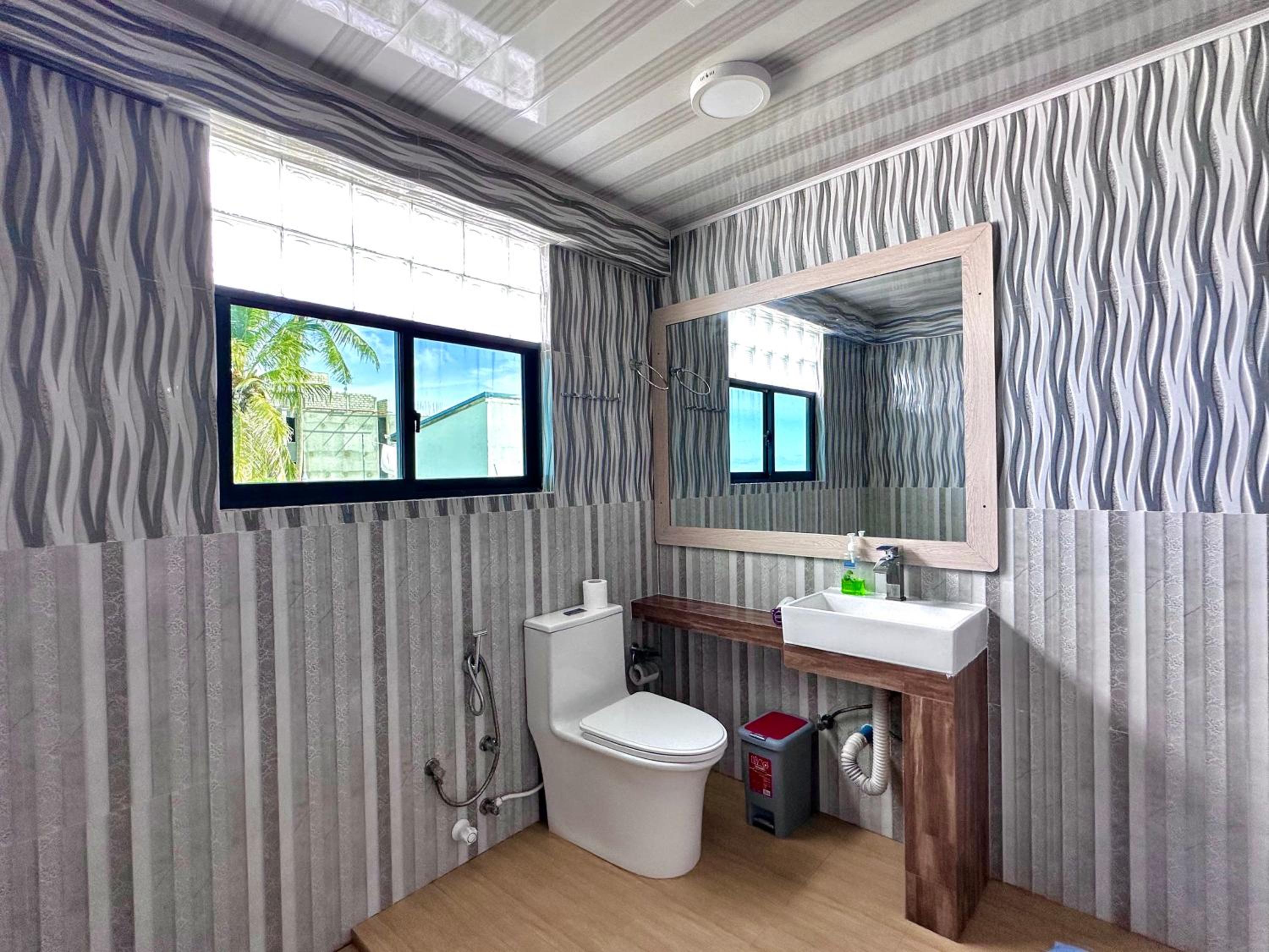 Deluxe Double Room with Balcony - Photo 8