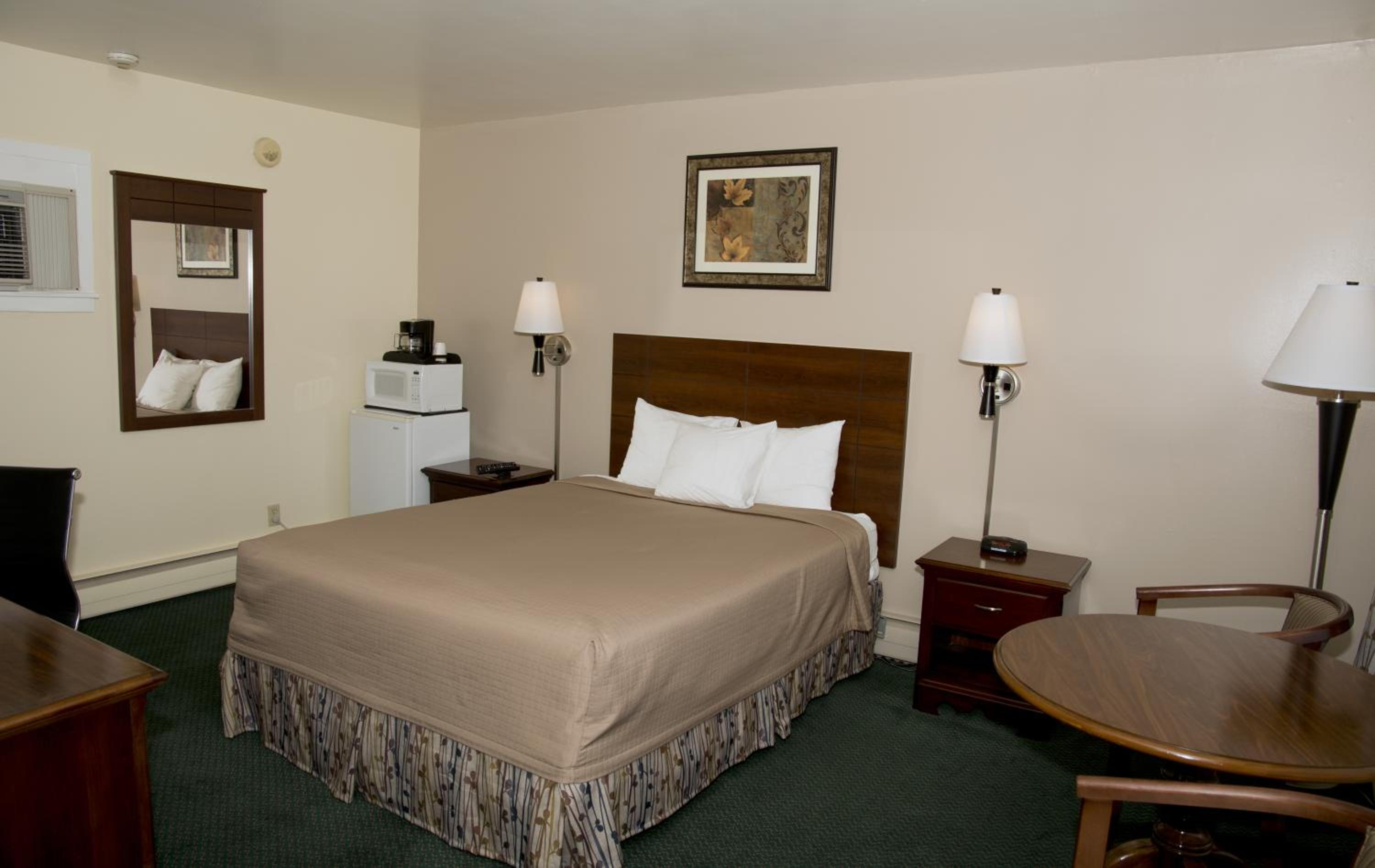 Queen Room - Non-Smoking photo 1