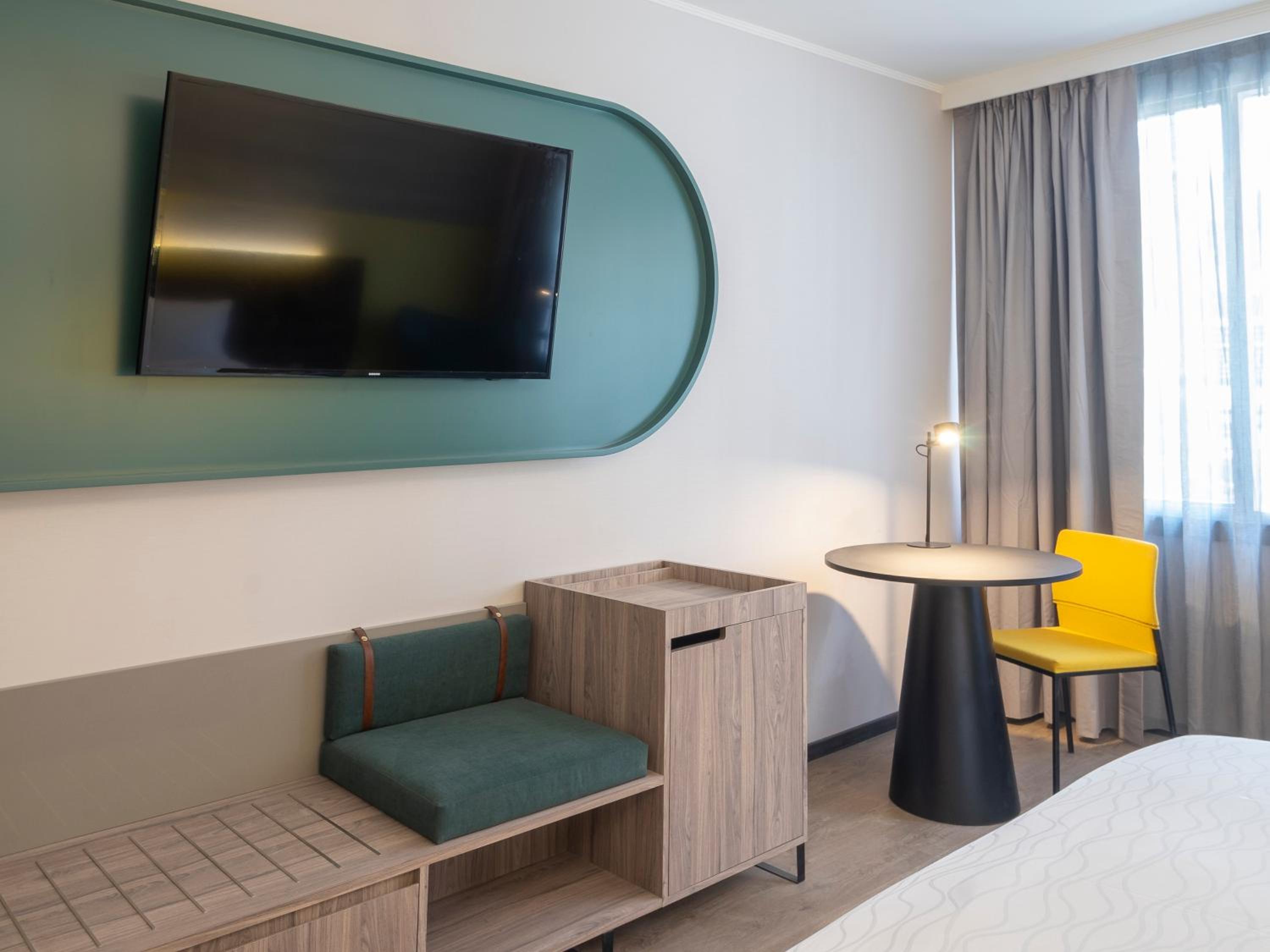 Deluxe King Room - Photo 7