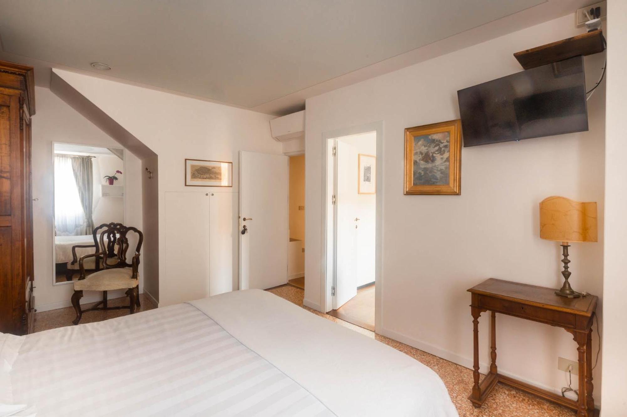 Deluxe Double or Twin Room photo 2