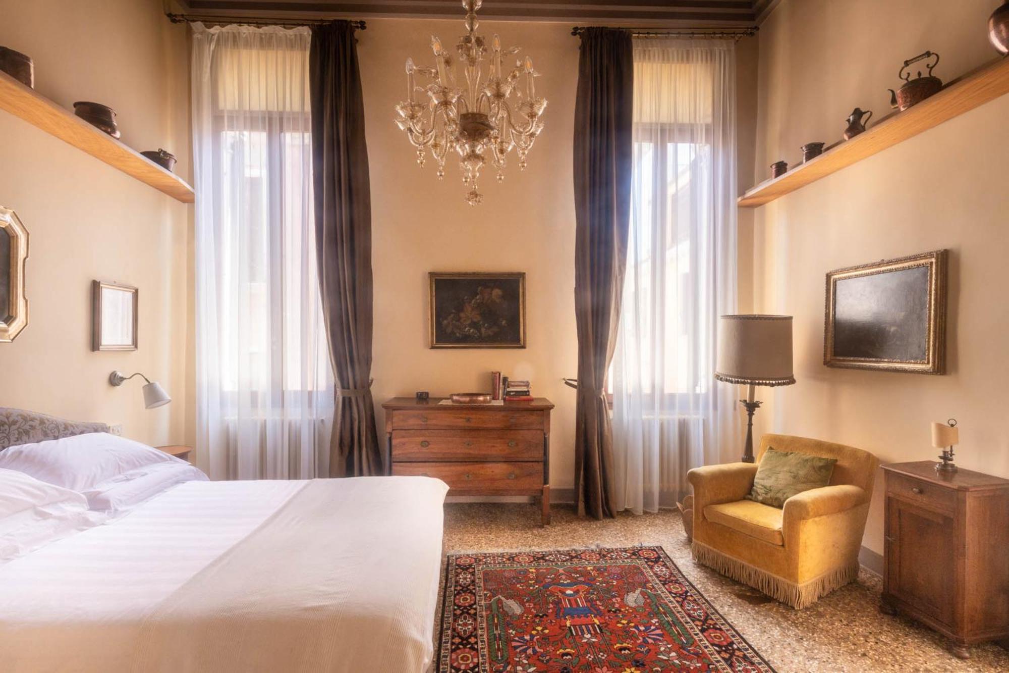 Deluxe King Room photo 2