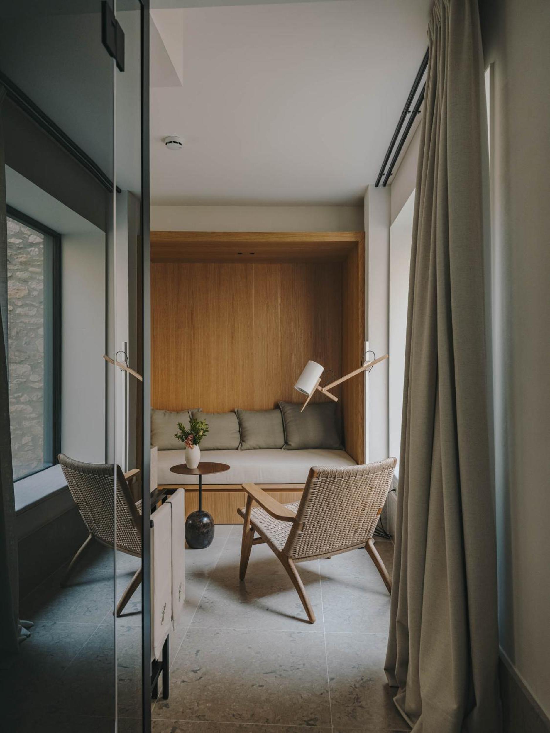 Superior Double or Twin Room with Pool View photo 3