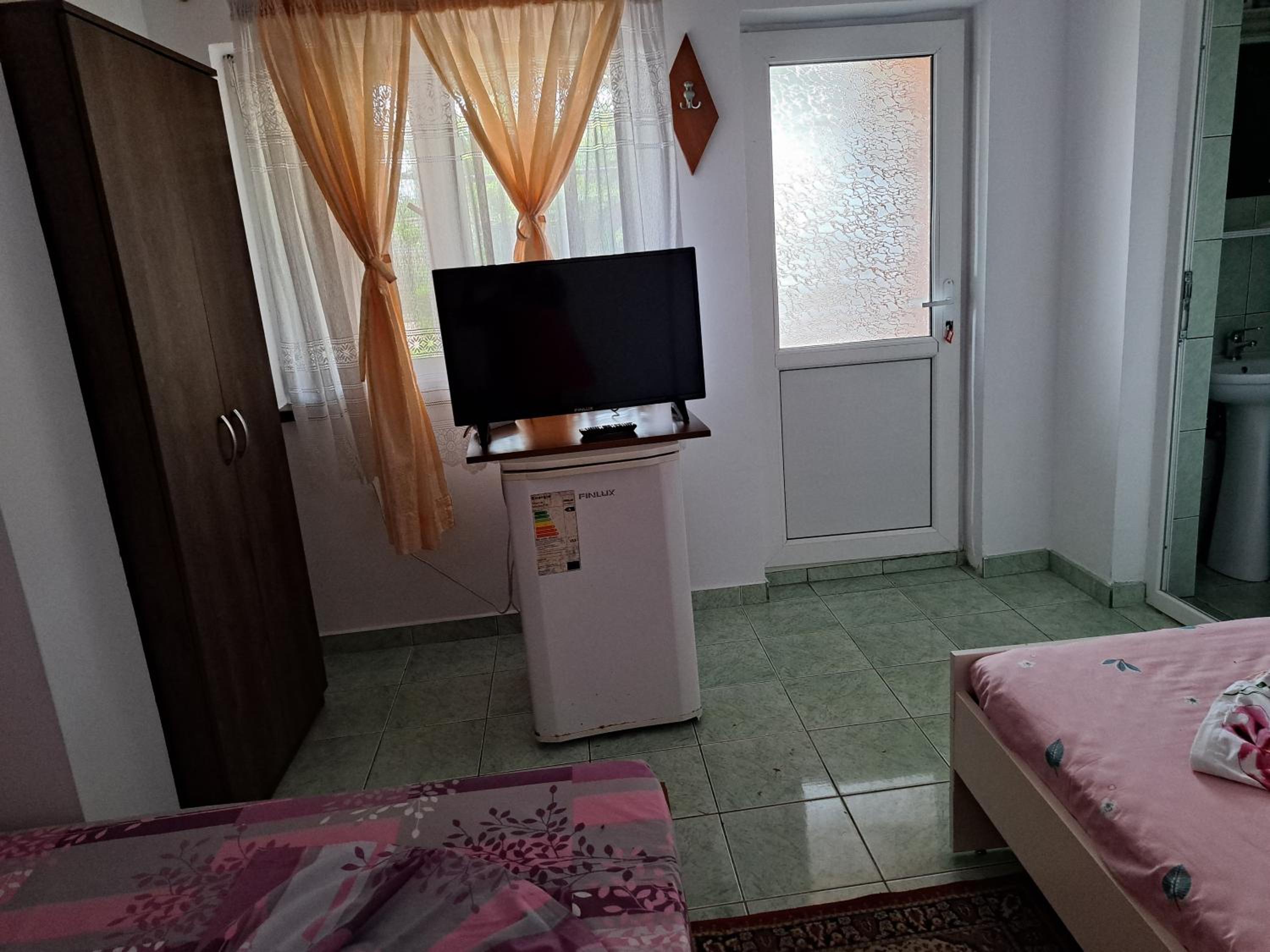 Family Room with Garden View - Photo 2