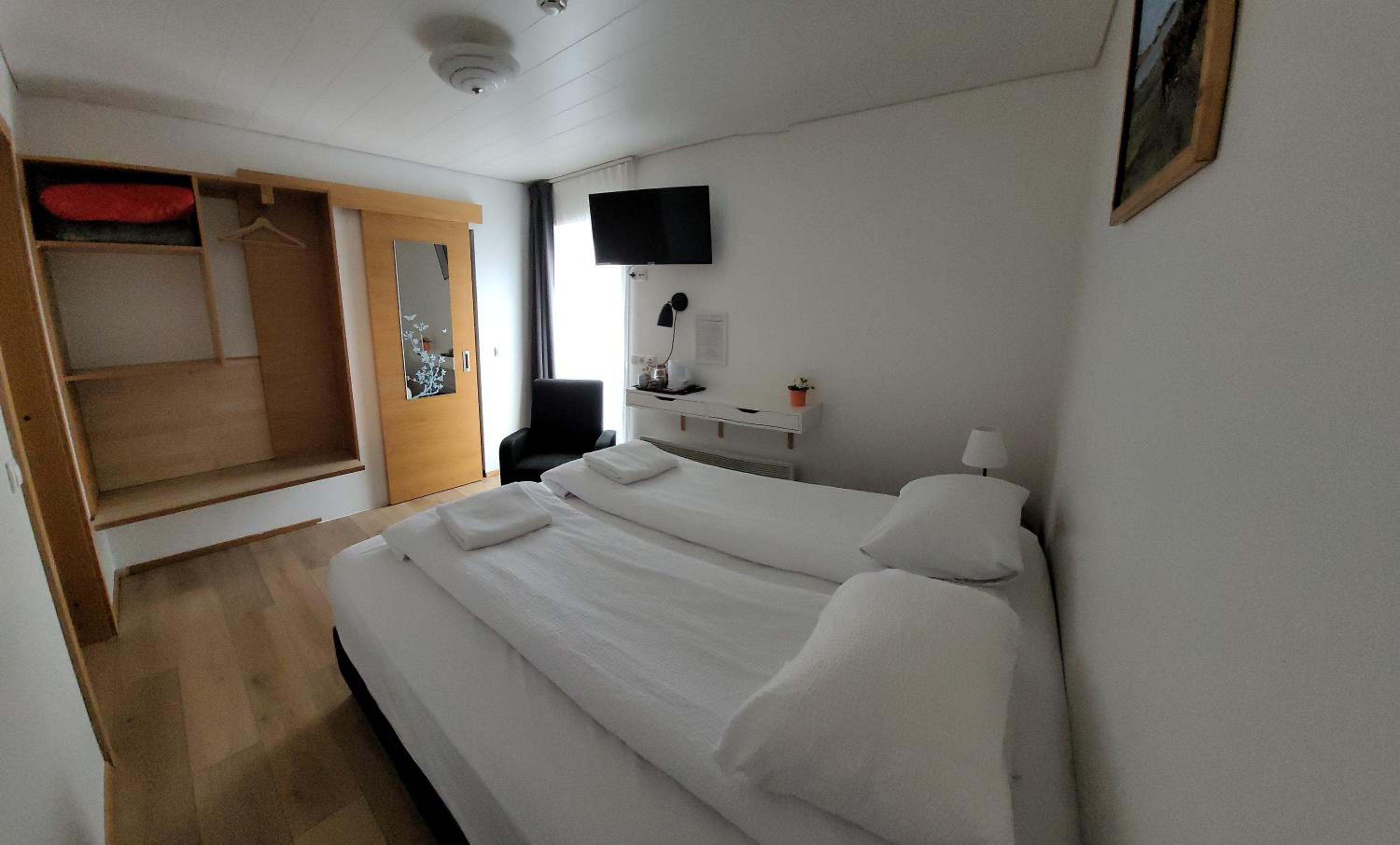 Double Room with Private Bathroom - Photo 11