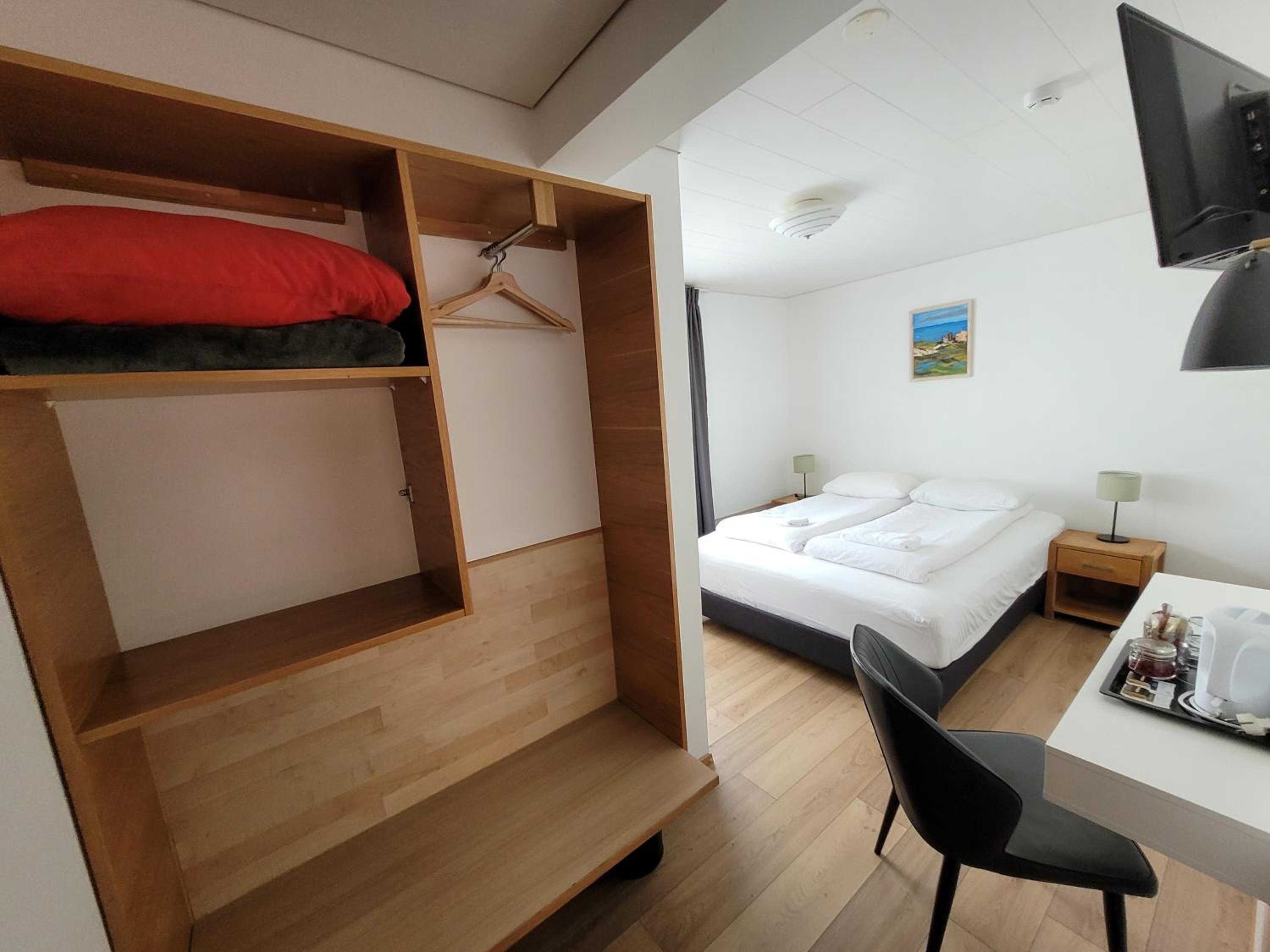 Double Room with Private Bathroom - Photo 9