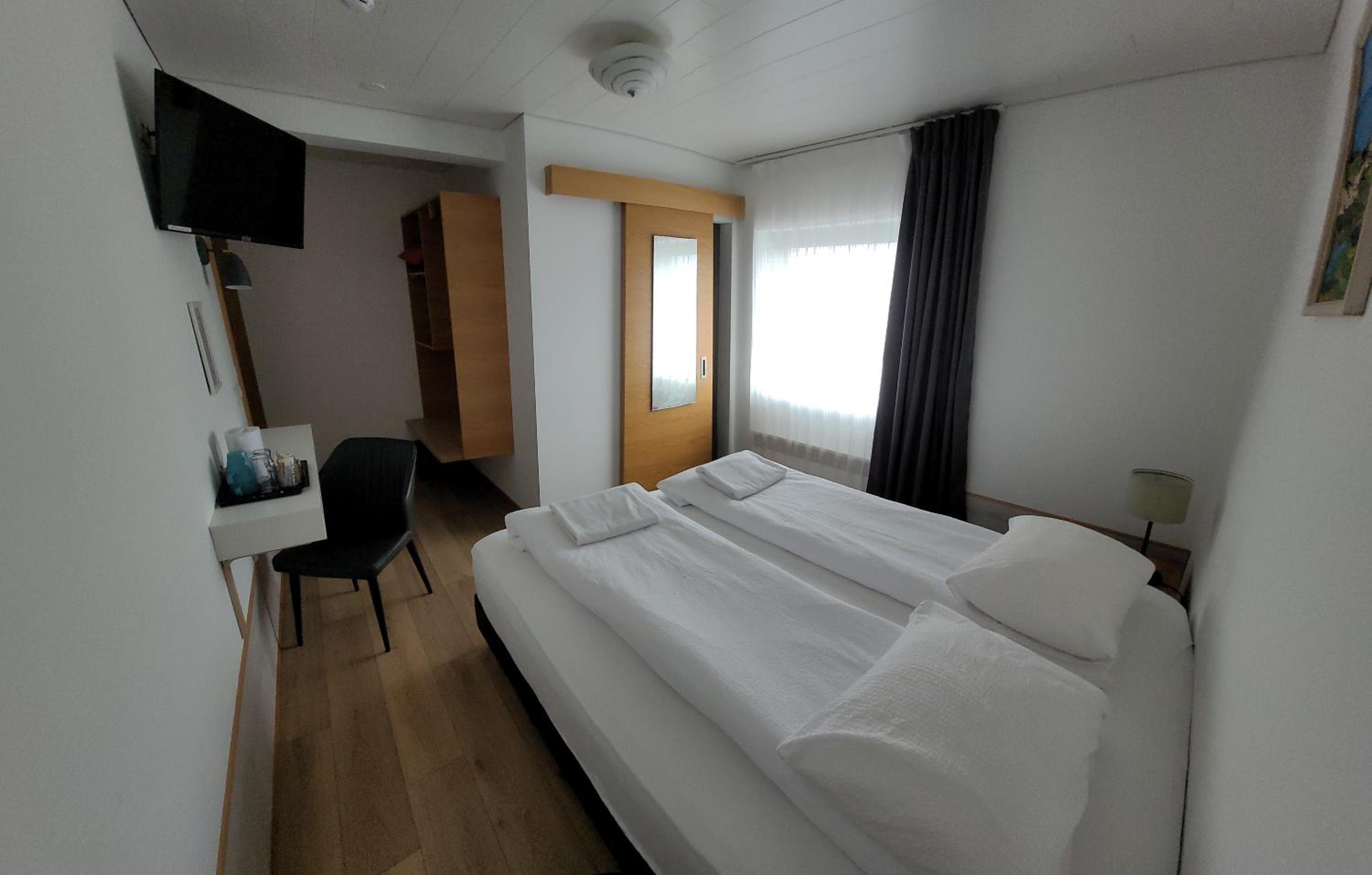 Double Room with Private Bathroom - Photo 10