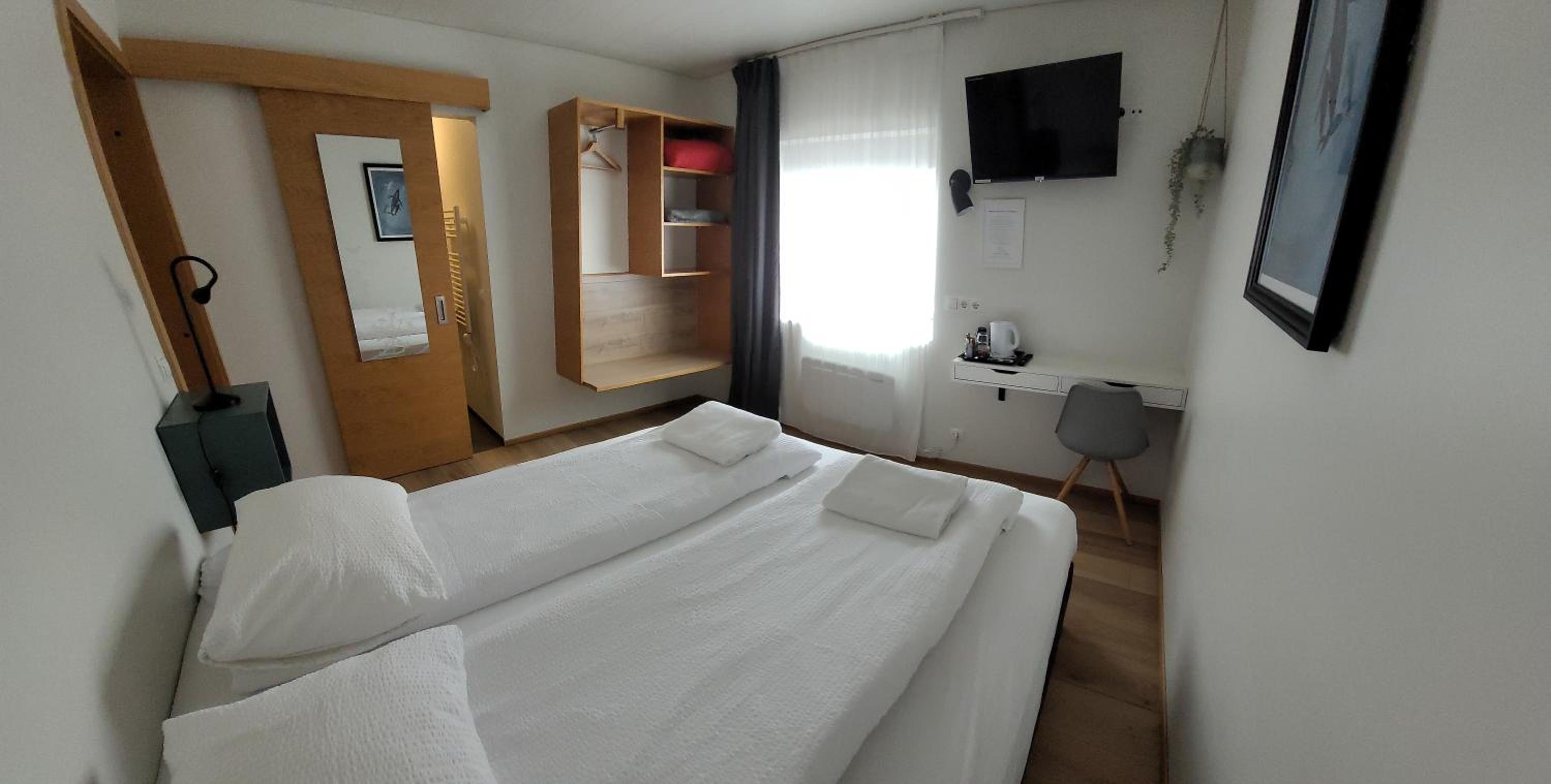 Double Room with Private Bathroom - Photo 7