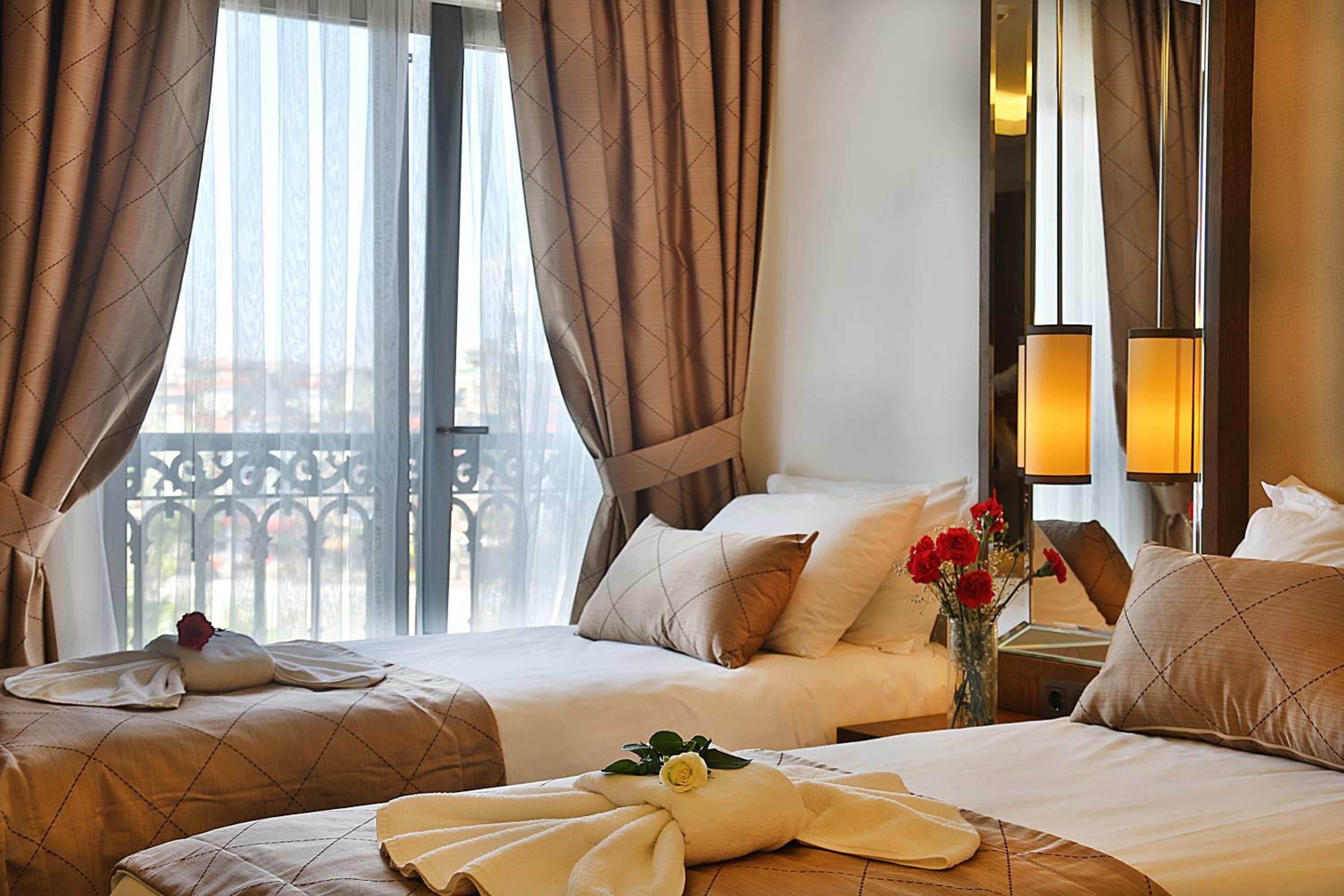 Deluxe Double Room thumbnail 5