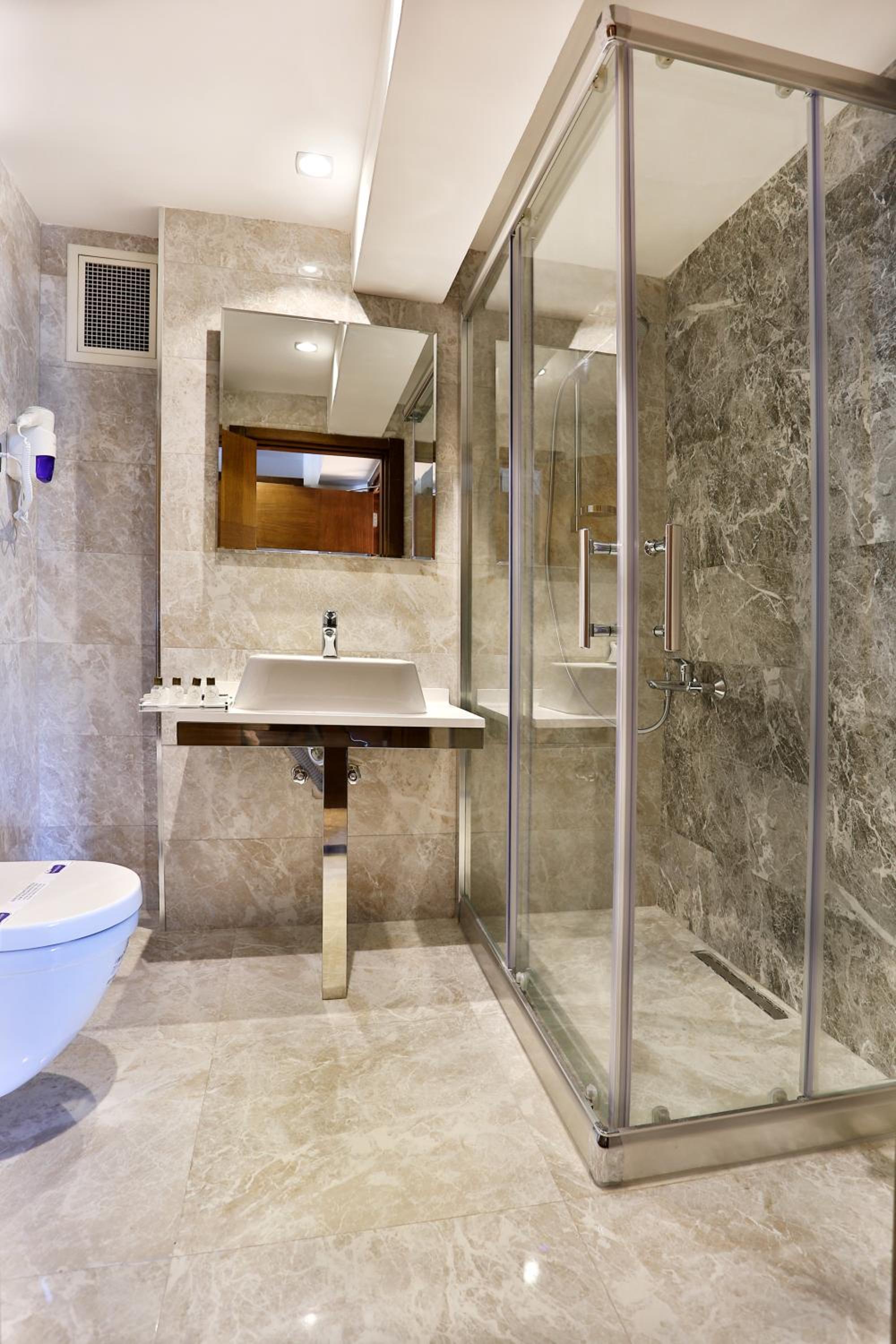 Deluxe Double Room thumbnail 6