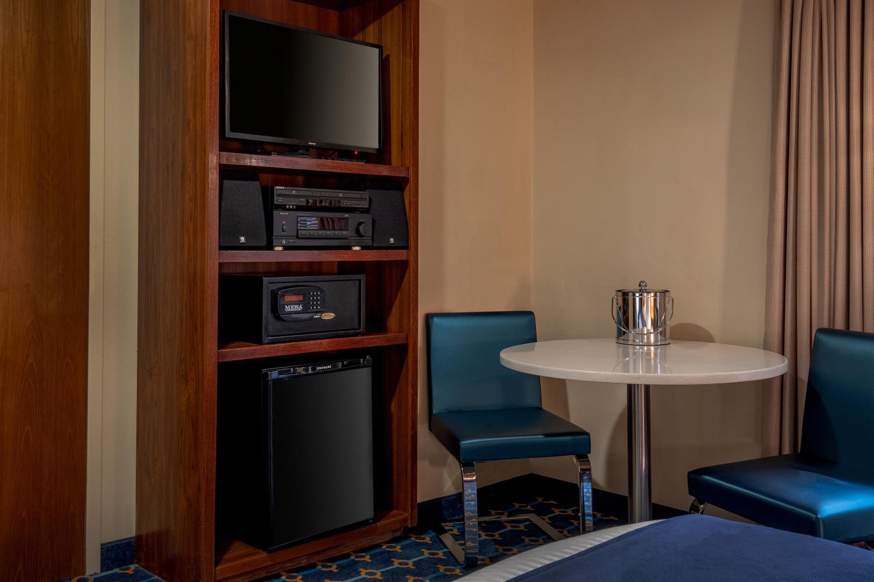 Queen Room with Atrium View - Photo 1