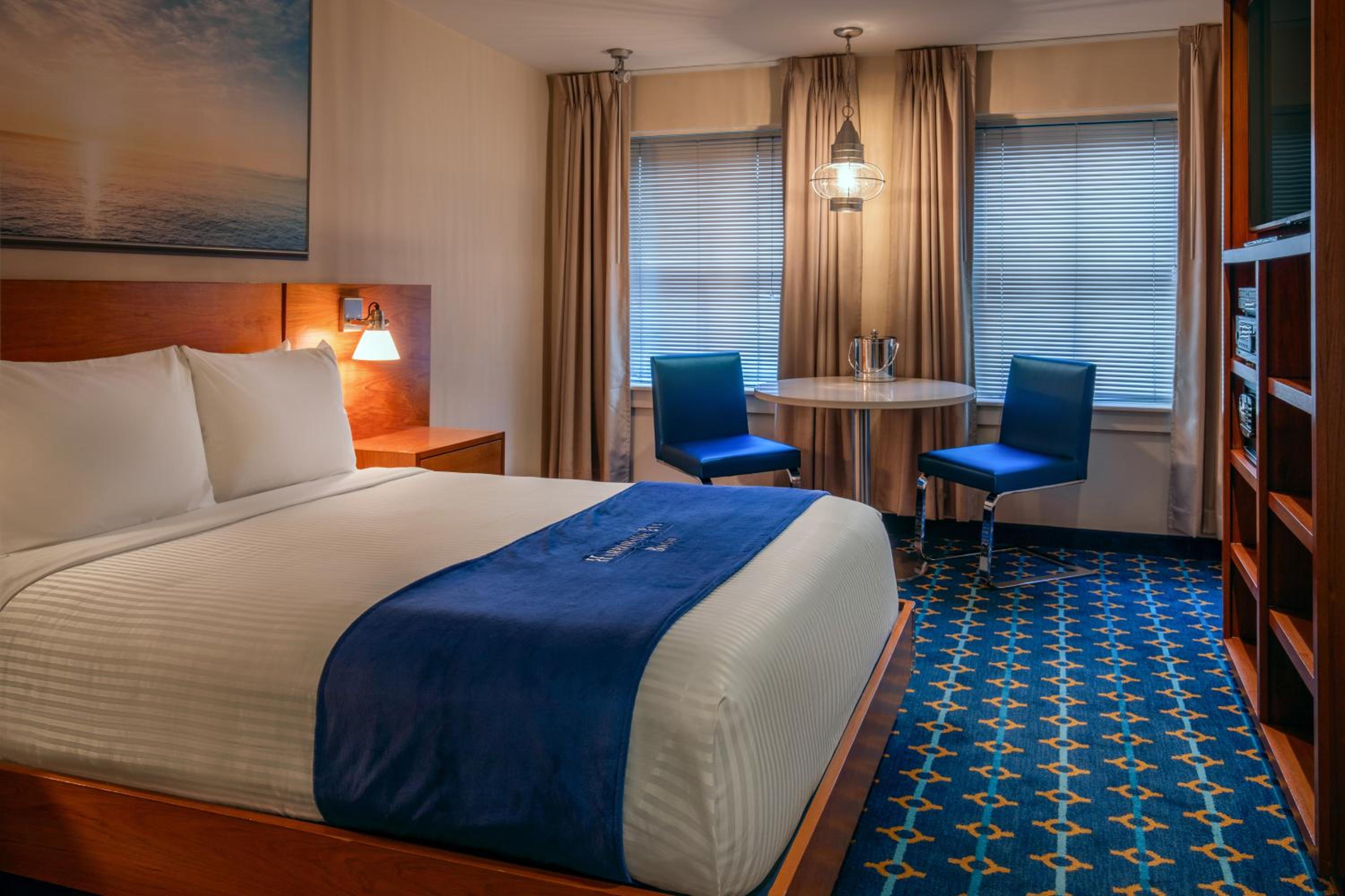 Queen Room with City View - Photo 3