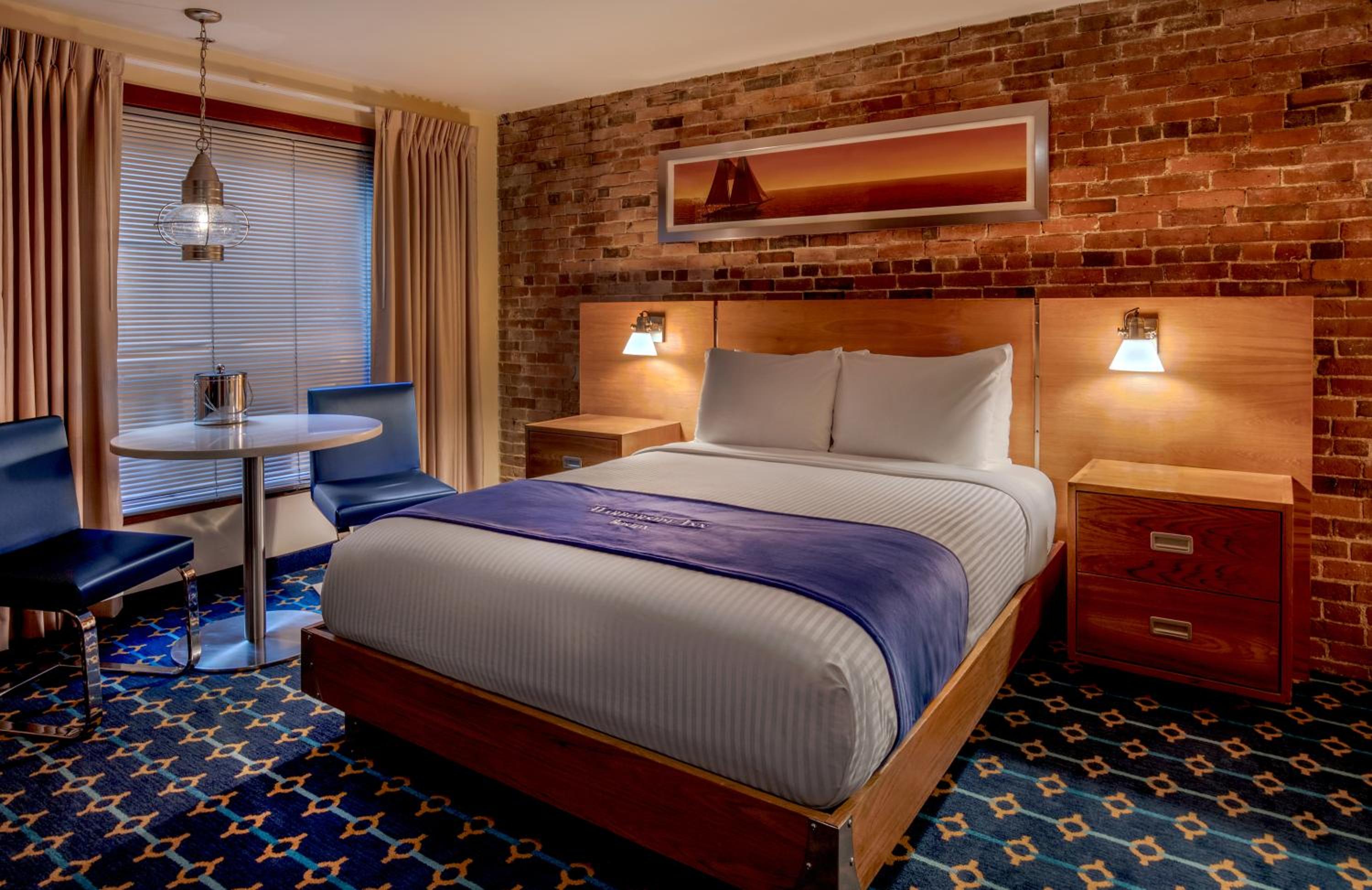Queen Room with Atrium View - Photo 5