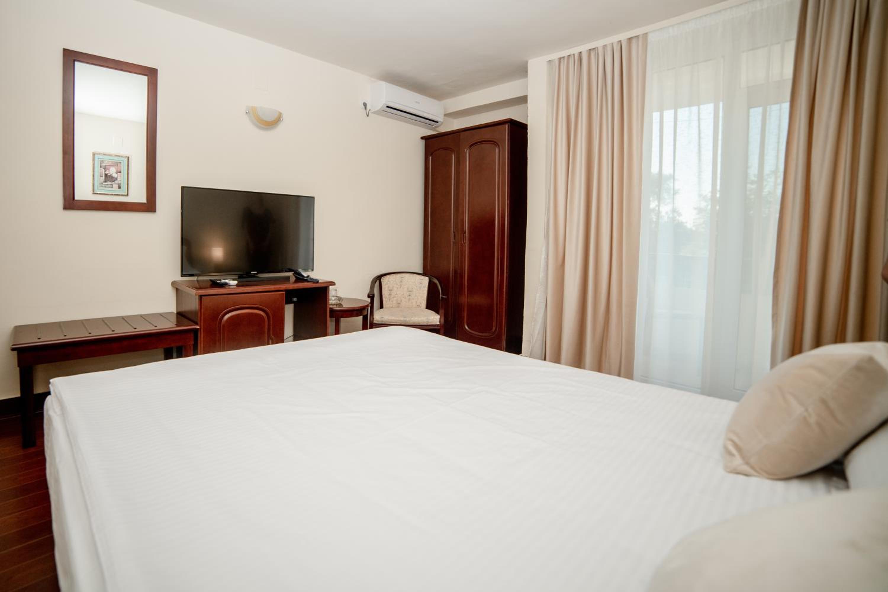 Standard Double or Twin Room - Photo 7