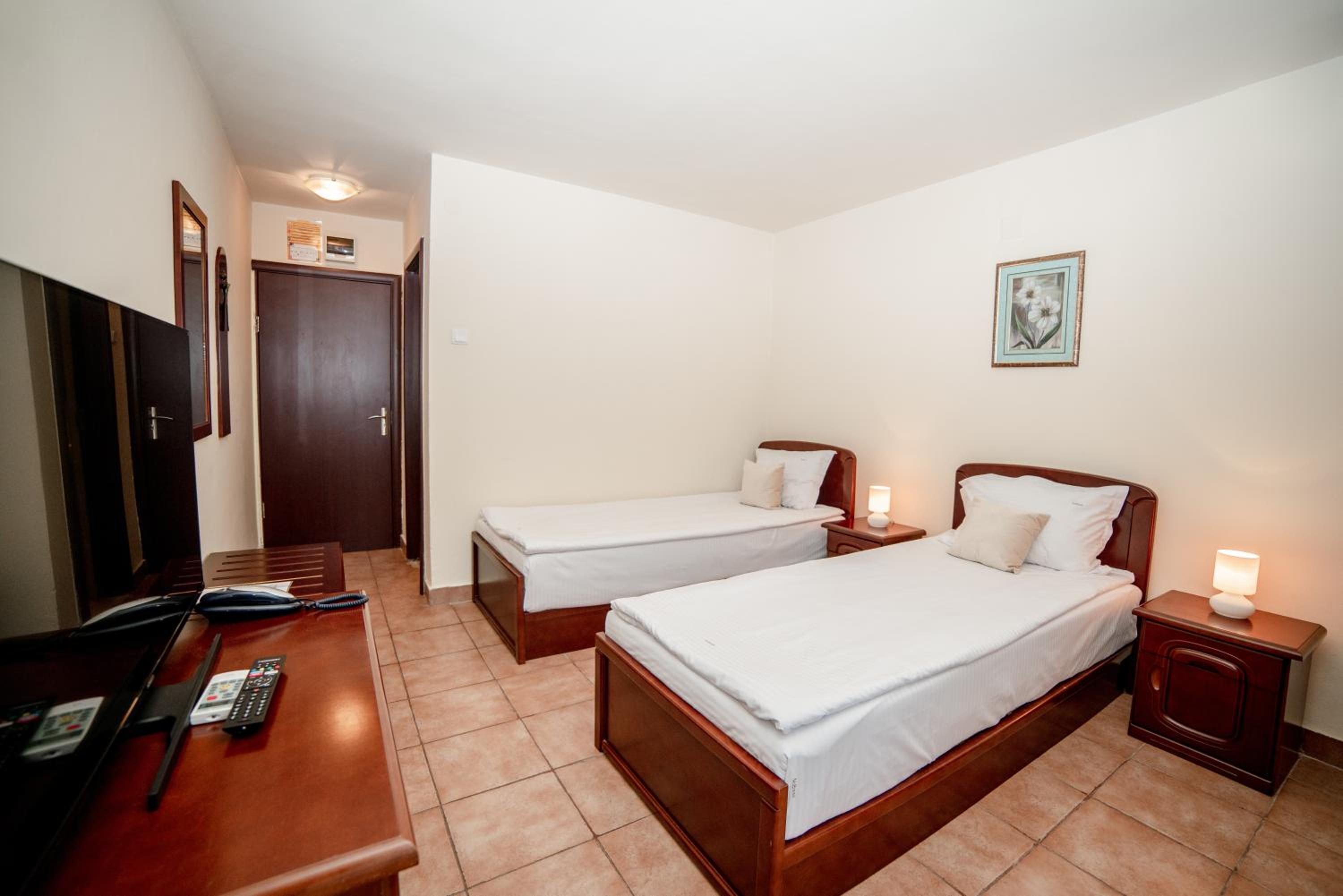 Standard Double or Twin Room - Photo 12