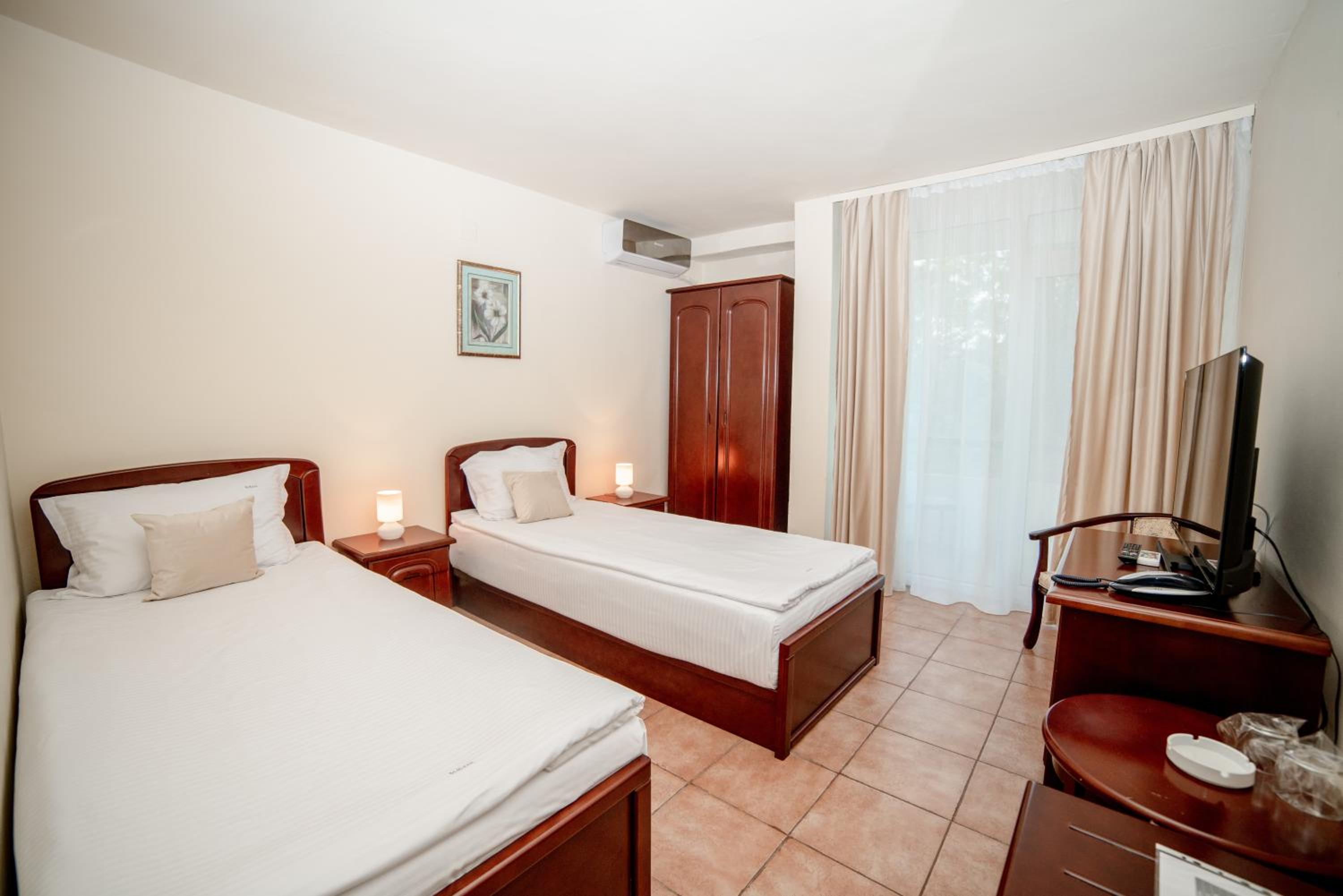 Standard Double or Twin Room - Photo 1