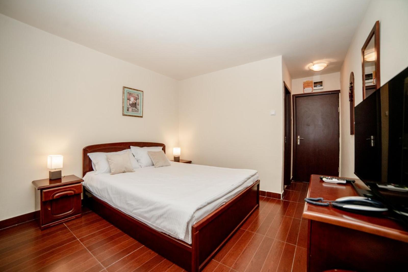 Standard Double or Twin Room - Photo 15