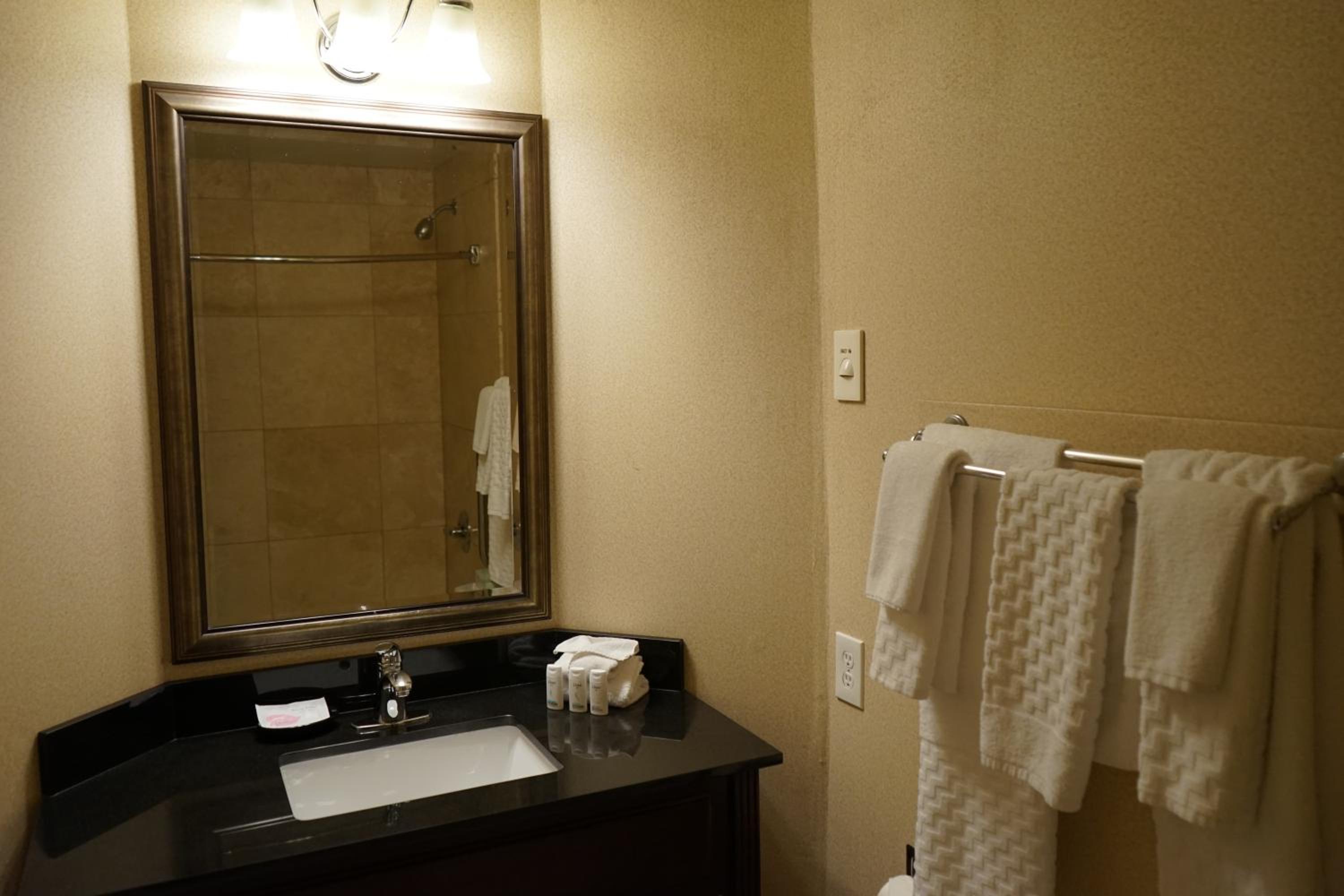 Queen Room - Non-Smoking - Photo 2