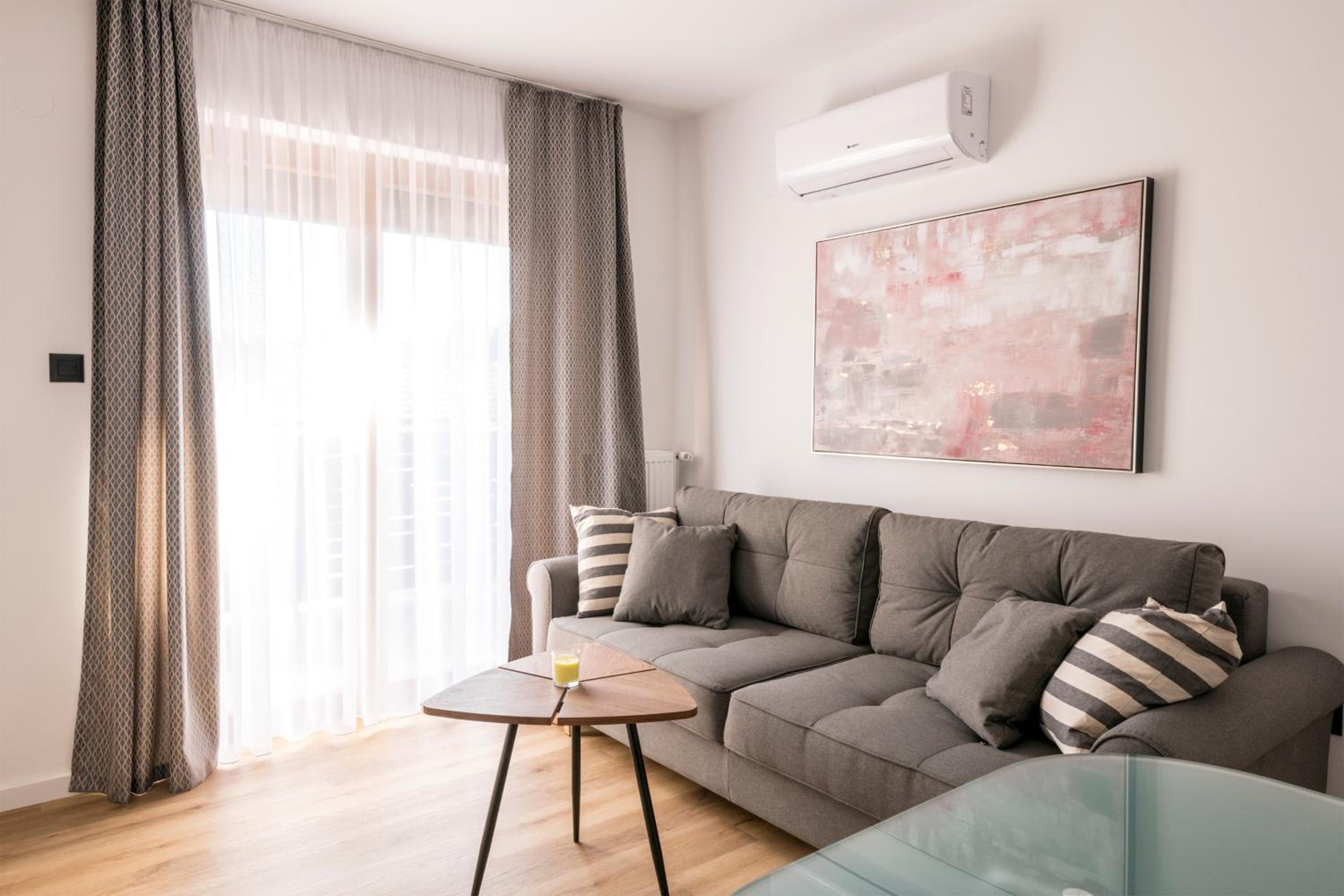 One-Bedroom Apartment photo 1