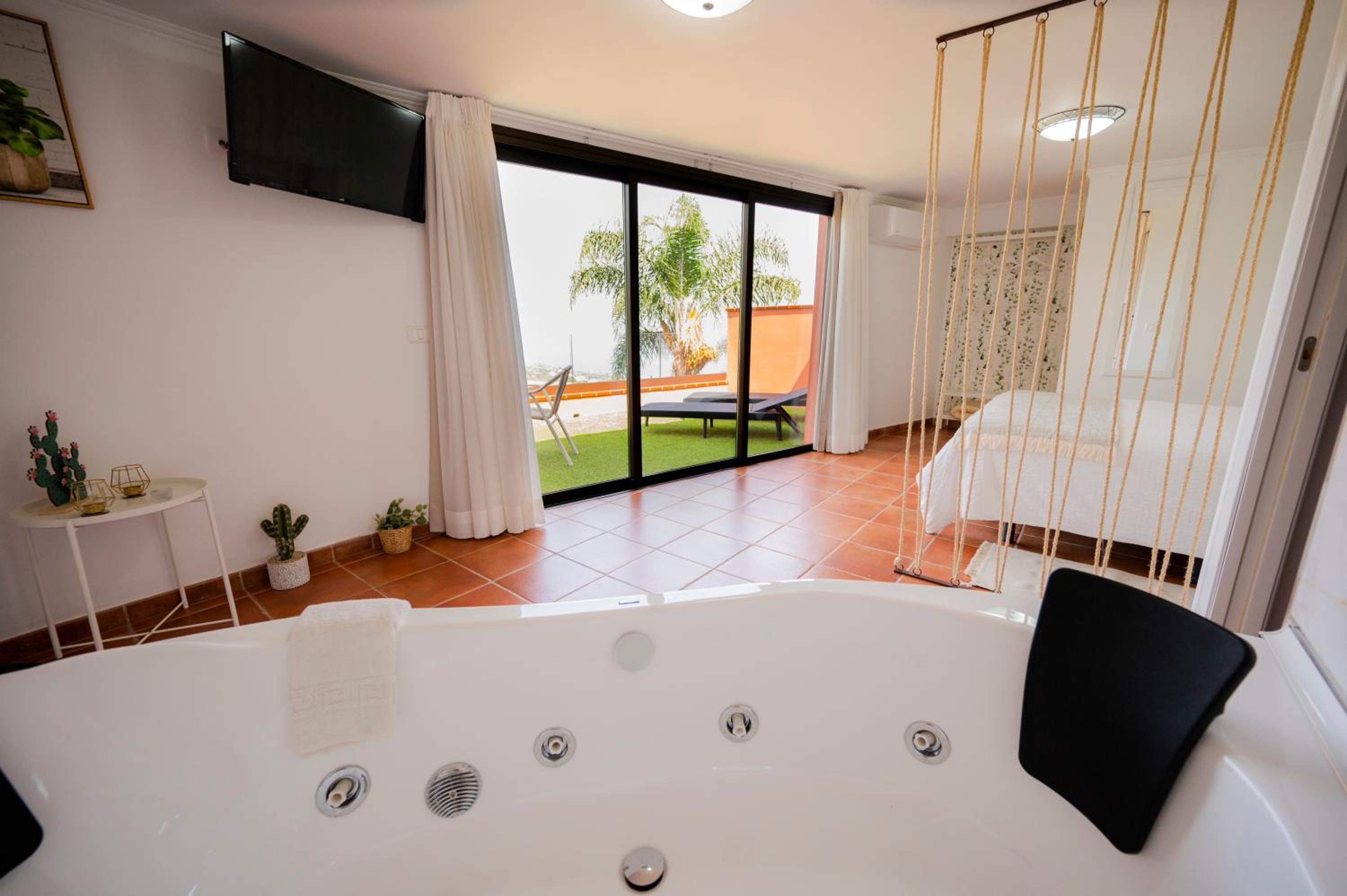 Deluxe Double Room - Photo 8